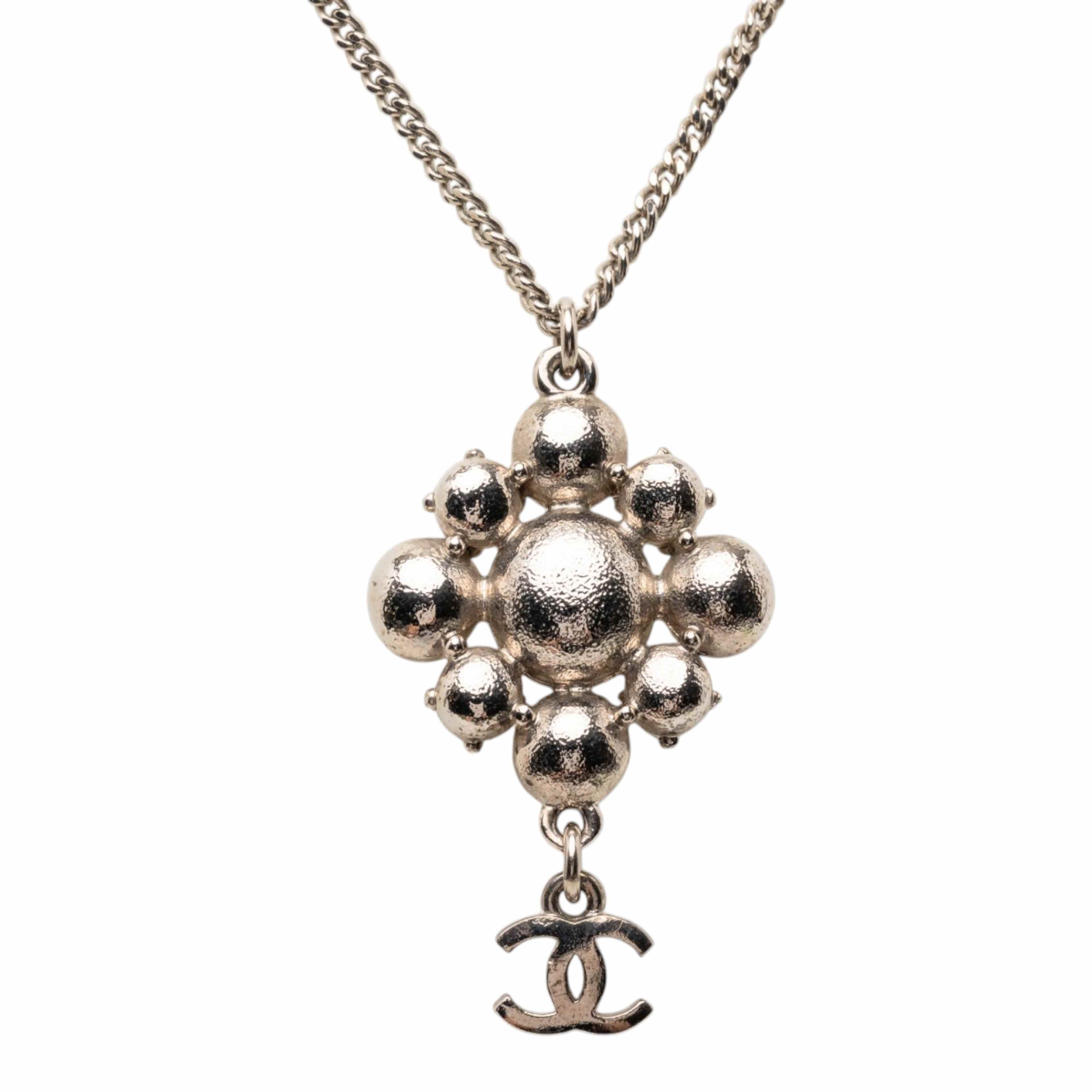 Chanel Brass Cc Strass Pendant Necklace, från Luxclusif, i färgen silver. Klicka för att öppna bilden i stort format