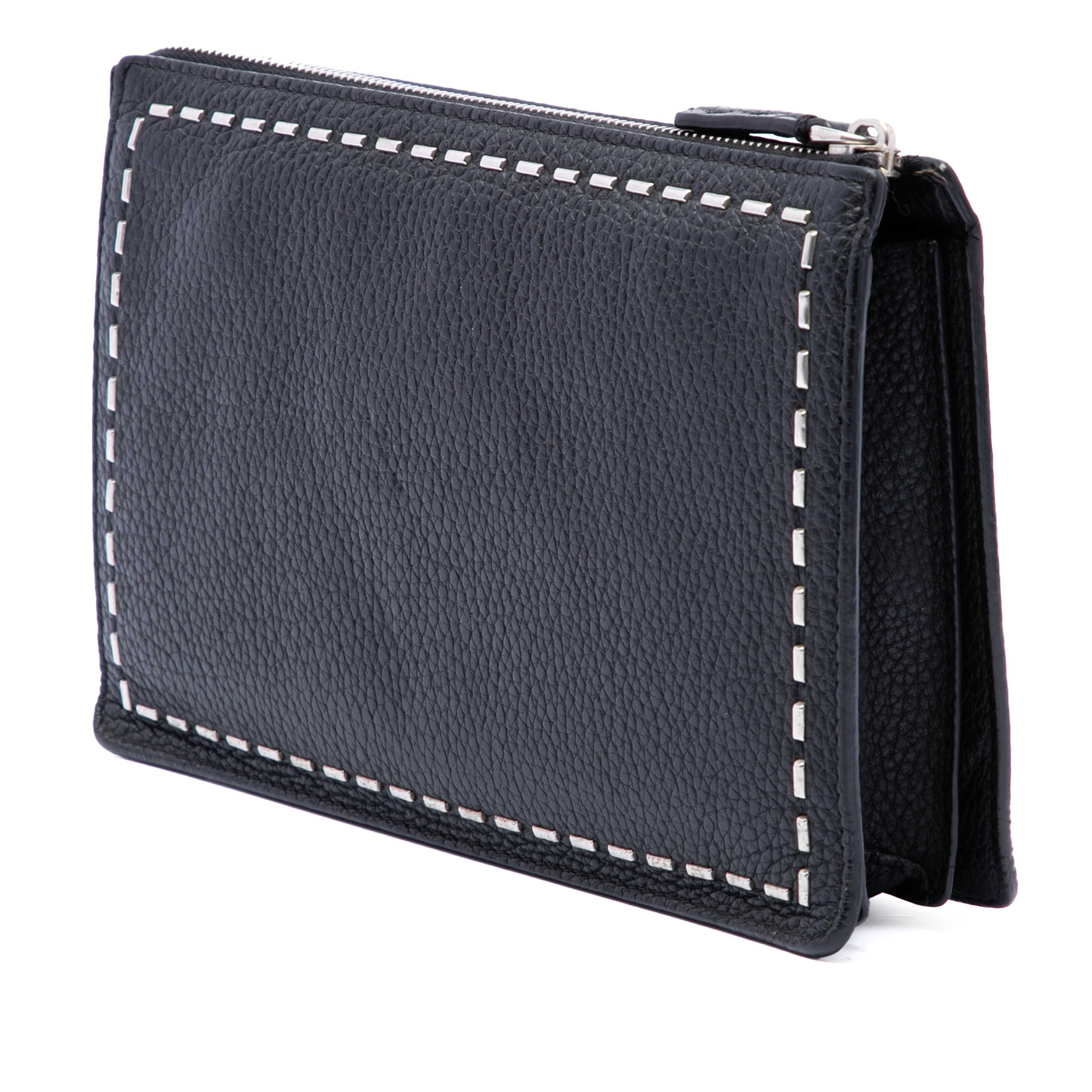 Fendi Leather Selleria Clutch, från Luxclusif, i färgen svart. Klicka för att öppna bilden i stort format