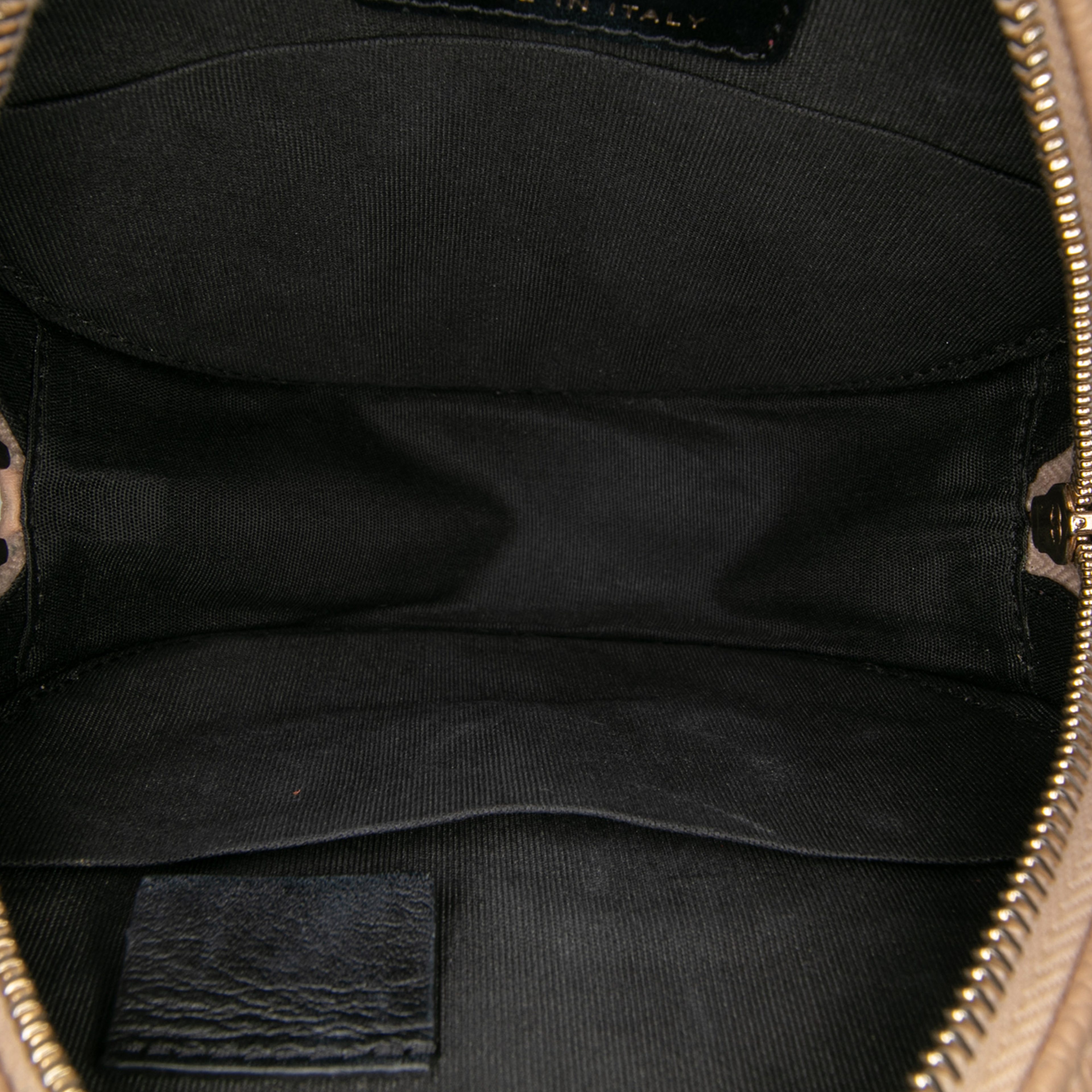 Chanel Caviar Cc Filigree Round Crossbody, från Luxclusif, i färgen beige.