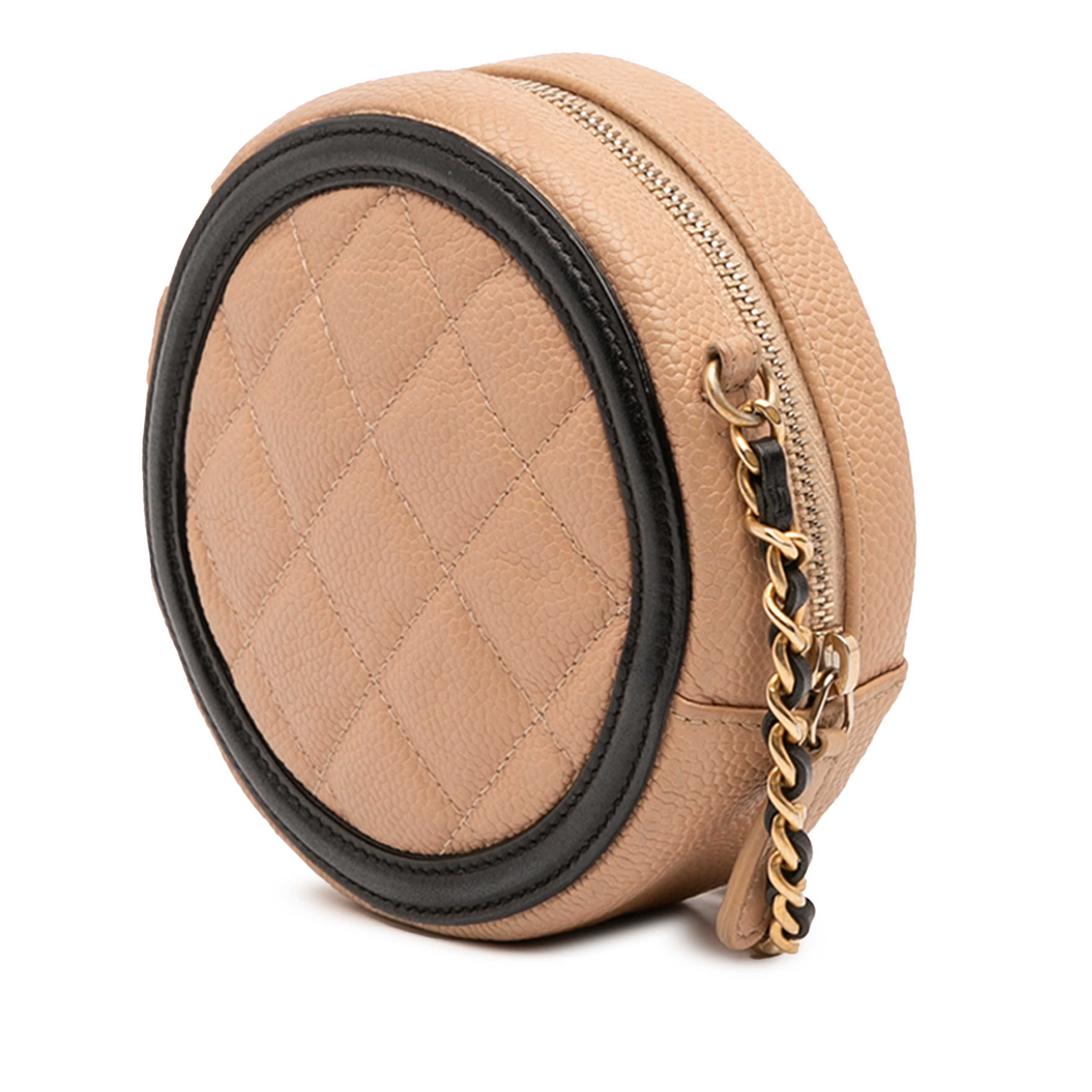 Chanel Caviar Cc Filigree Round Crossbody, från Luxclusif, i färgen beige.