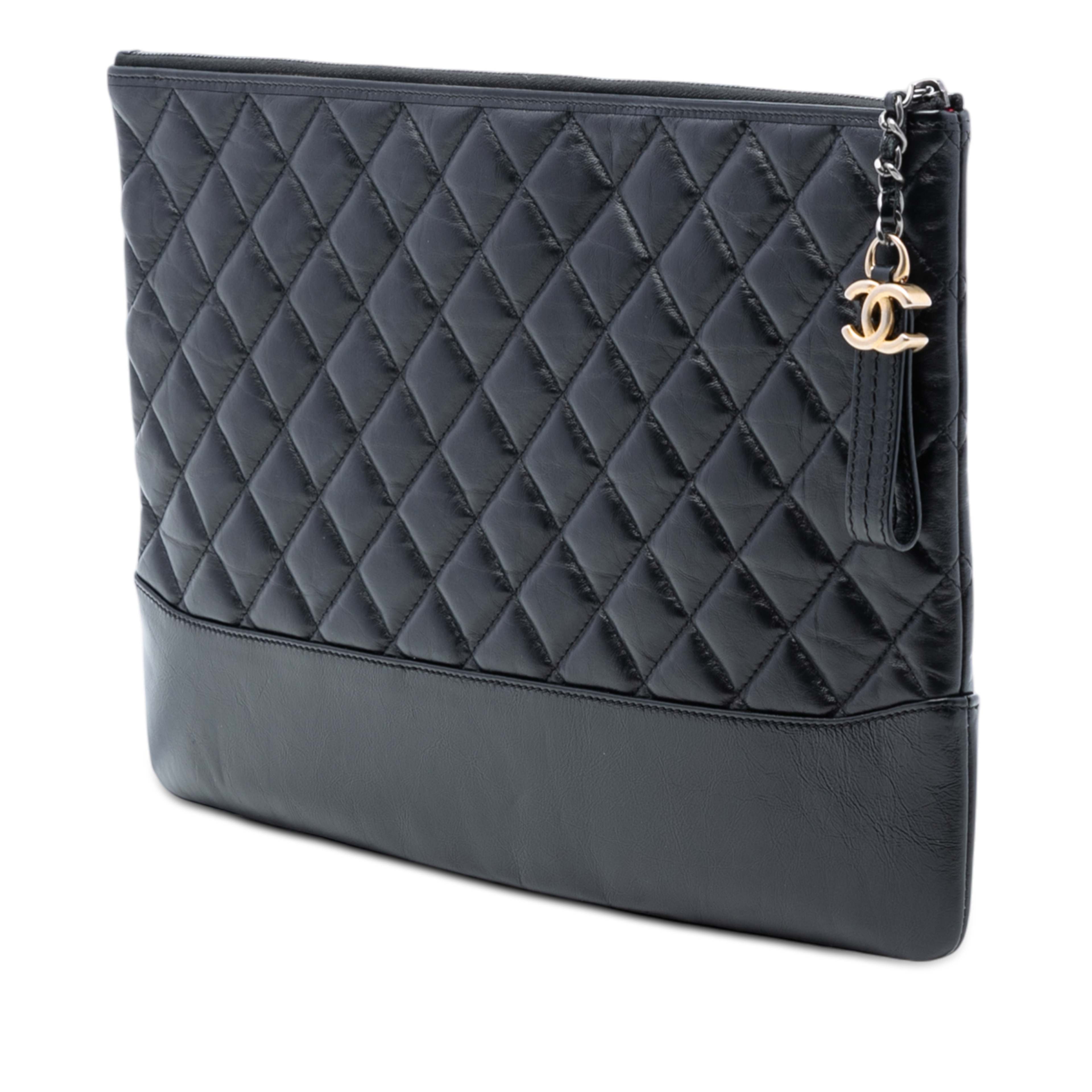 Chanel Large Aged Calfskin Gabrielle O Case Clutch, från Luxclusif, i färgen black. Klicka för att öppna bilden i stort format