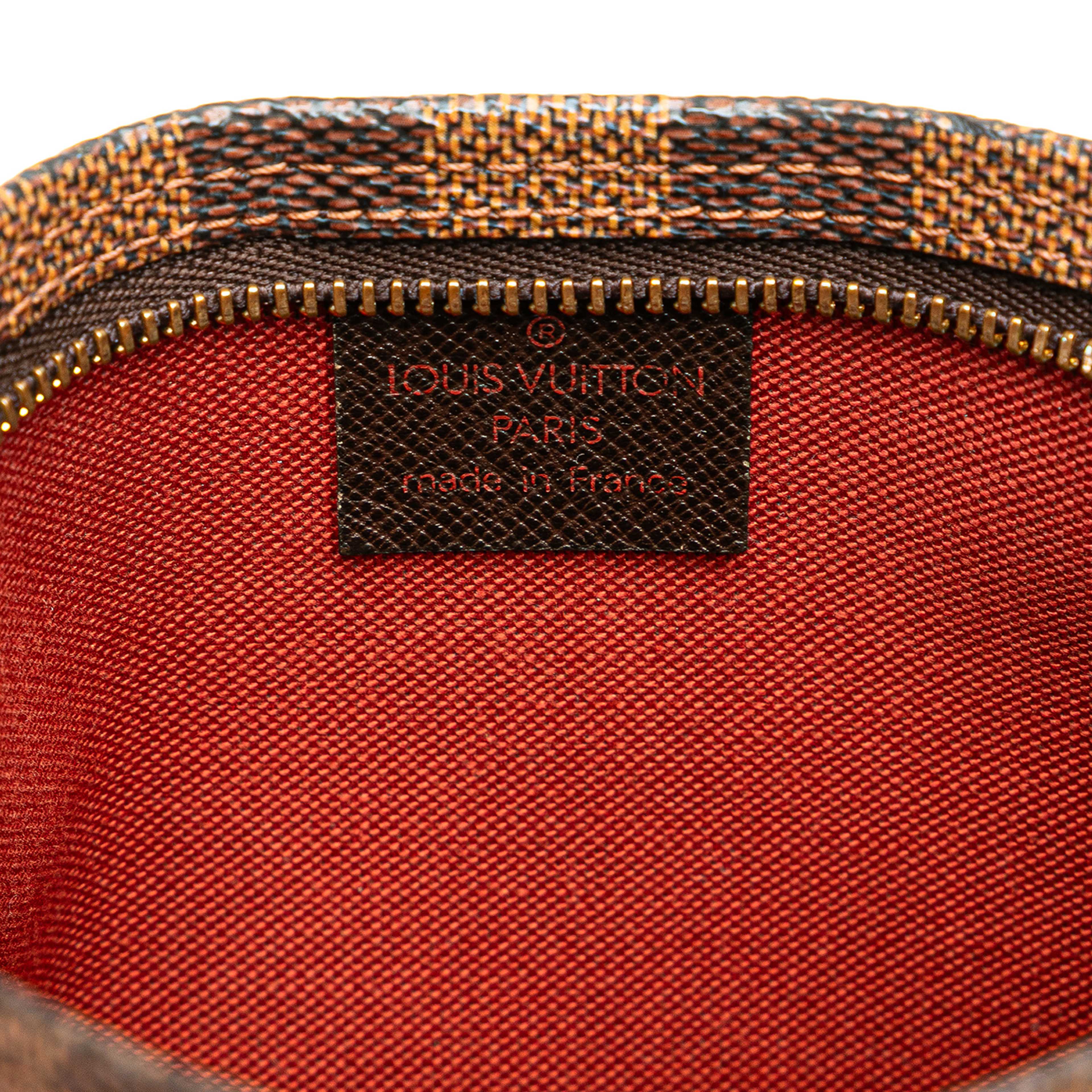 Louis Vuitton Damier Ebene Trousse Pochette, från Luxclusif, i färgen brown. Klicka för att öppna bilden i stort format