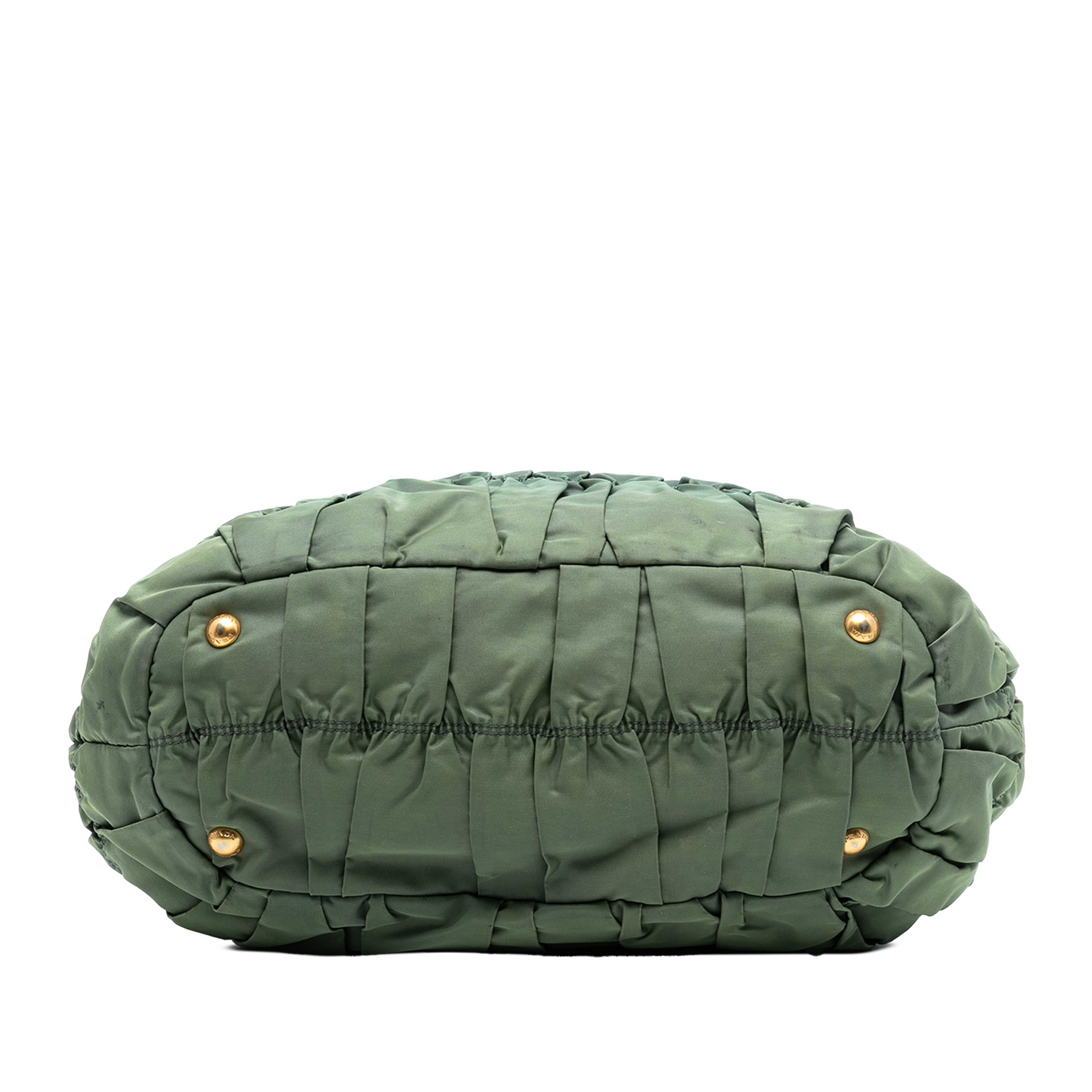 Prada Tessuto Gaufre Tote, från Luxclusif, i färgen green. Klicka för att öppna bilden i stort format