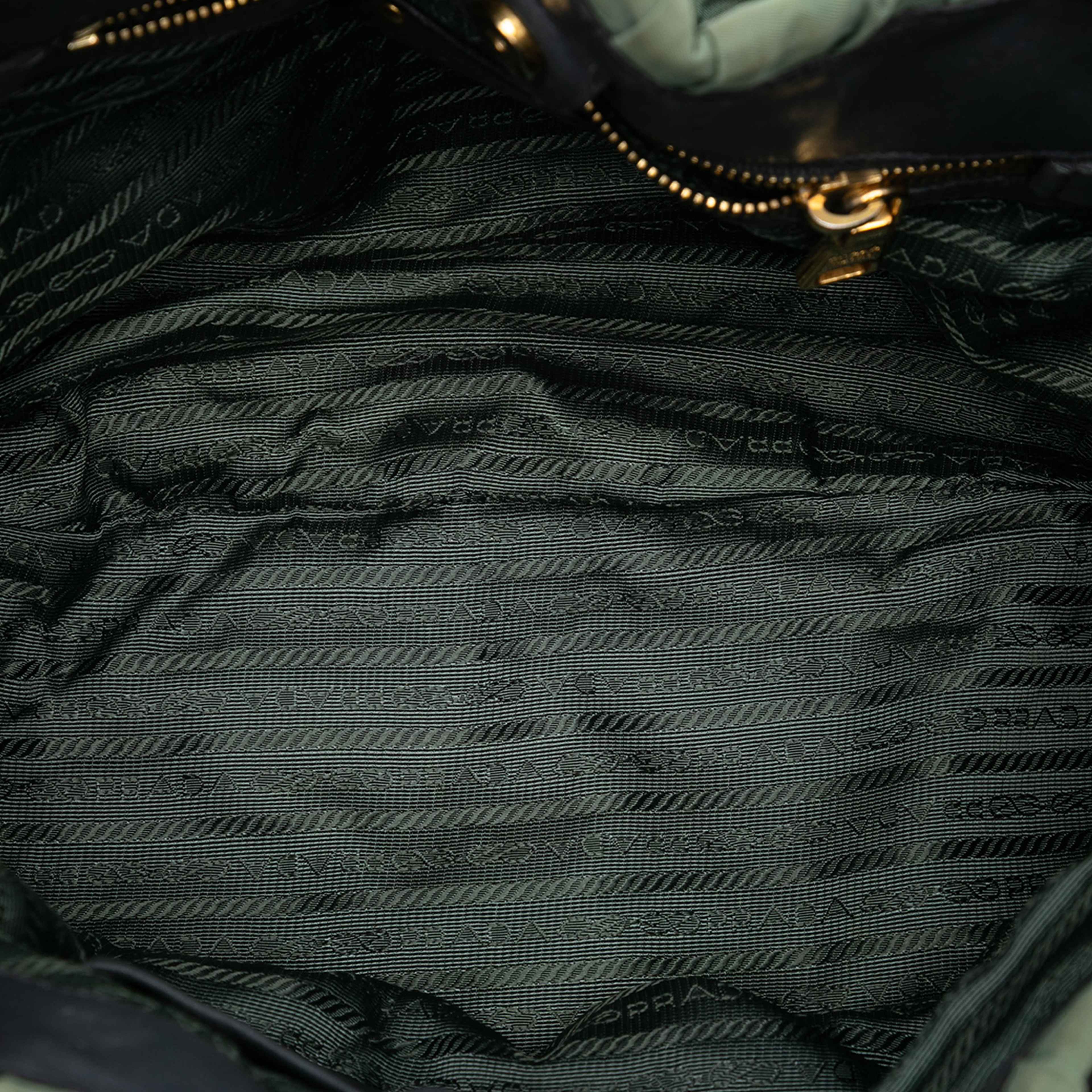 Prada Tessuto Gaufre Tote, från Luxclusif, i färgen green. Klicka för att öppna bilden i stort format