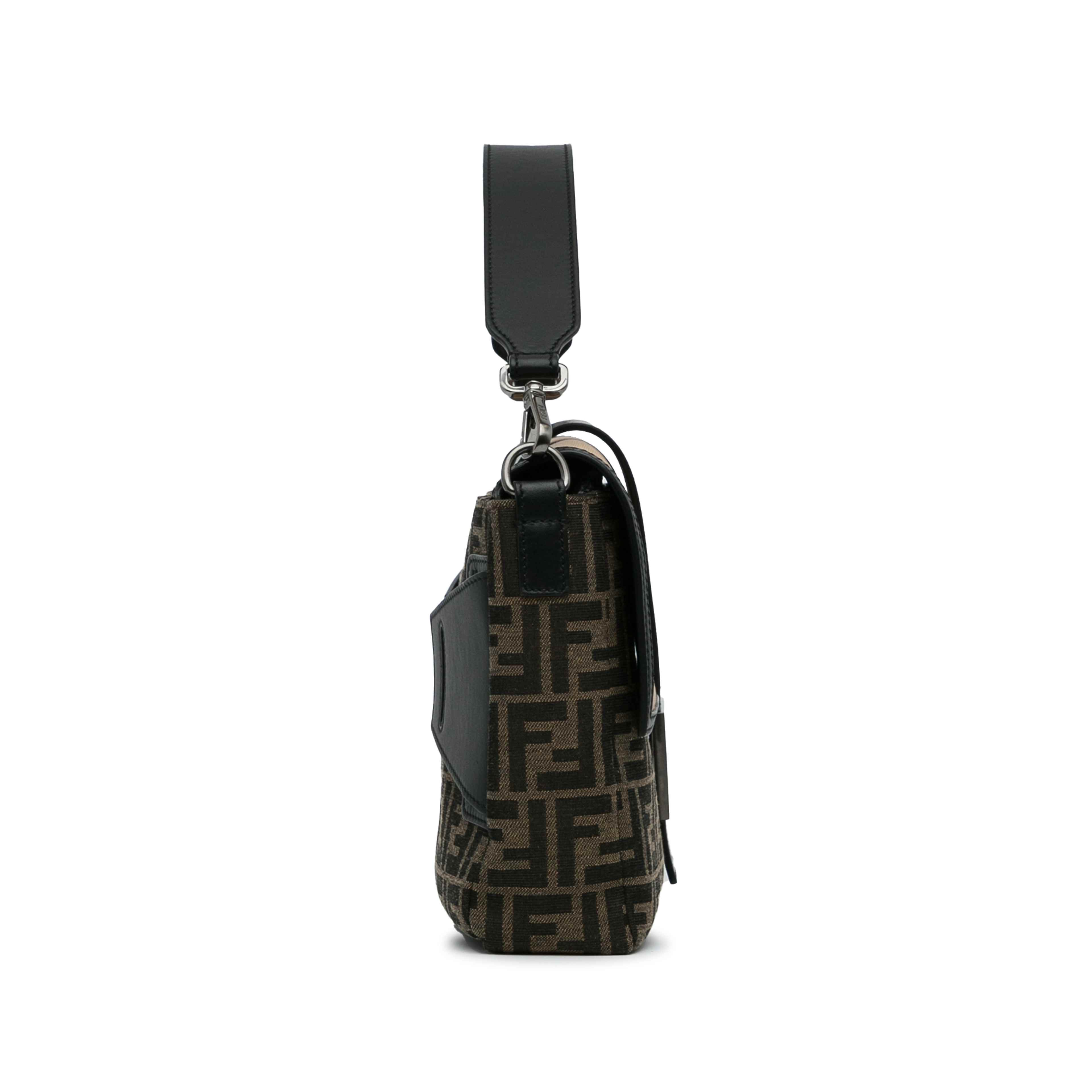 Fendi Large Zucca Canvas Convertible Belt Baguette, från Luxclusif, i färgen brun. Klicka för att öppna bilden i stort format