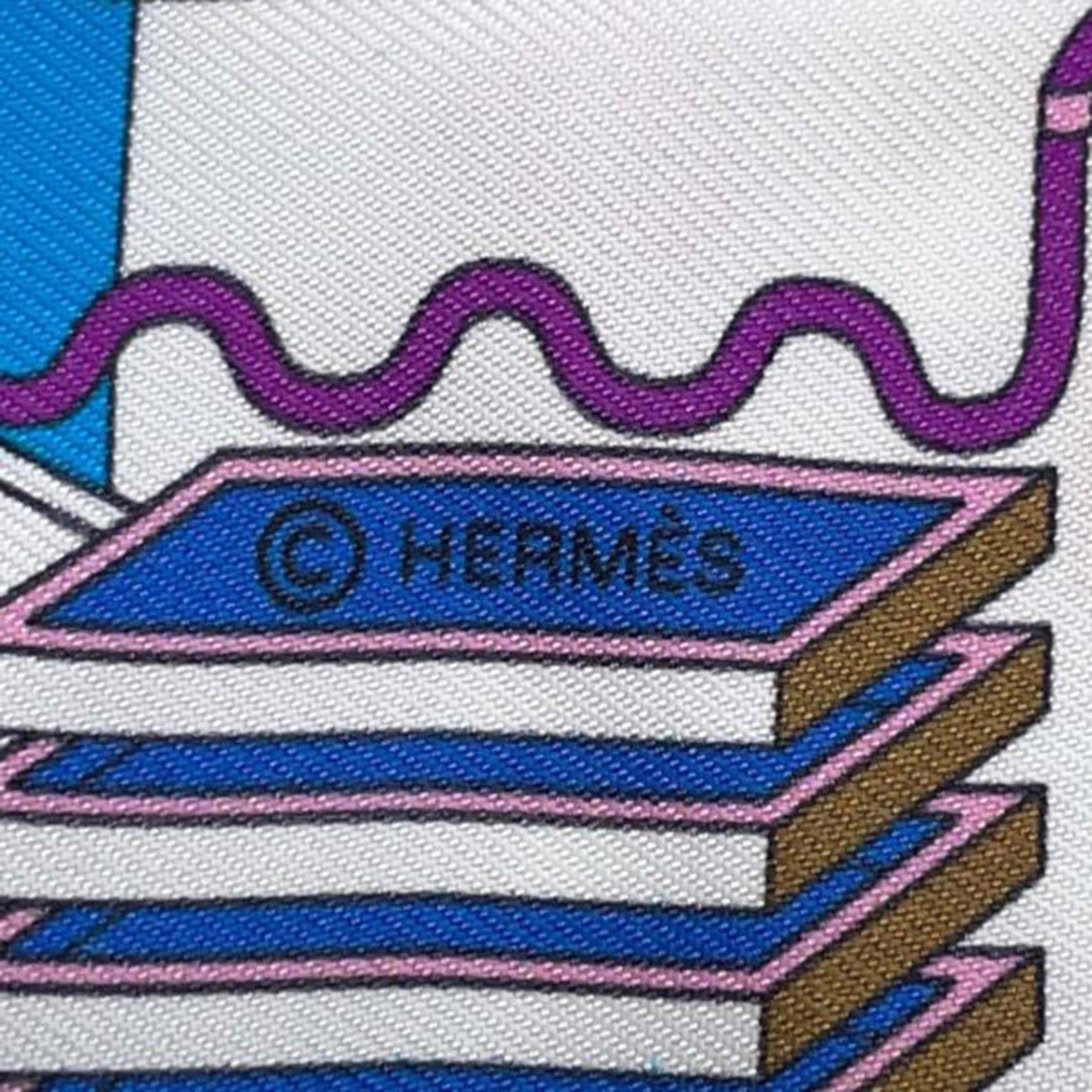 Hermès La Maison Des Carres Silk Twilly Scarf, från Luxclusif, i färgen light blue. Klicka för att öppna bilden i stort format