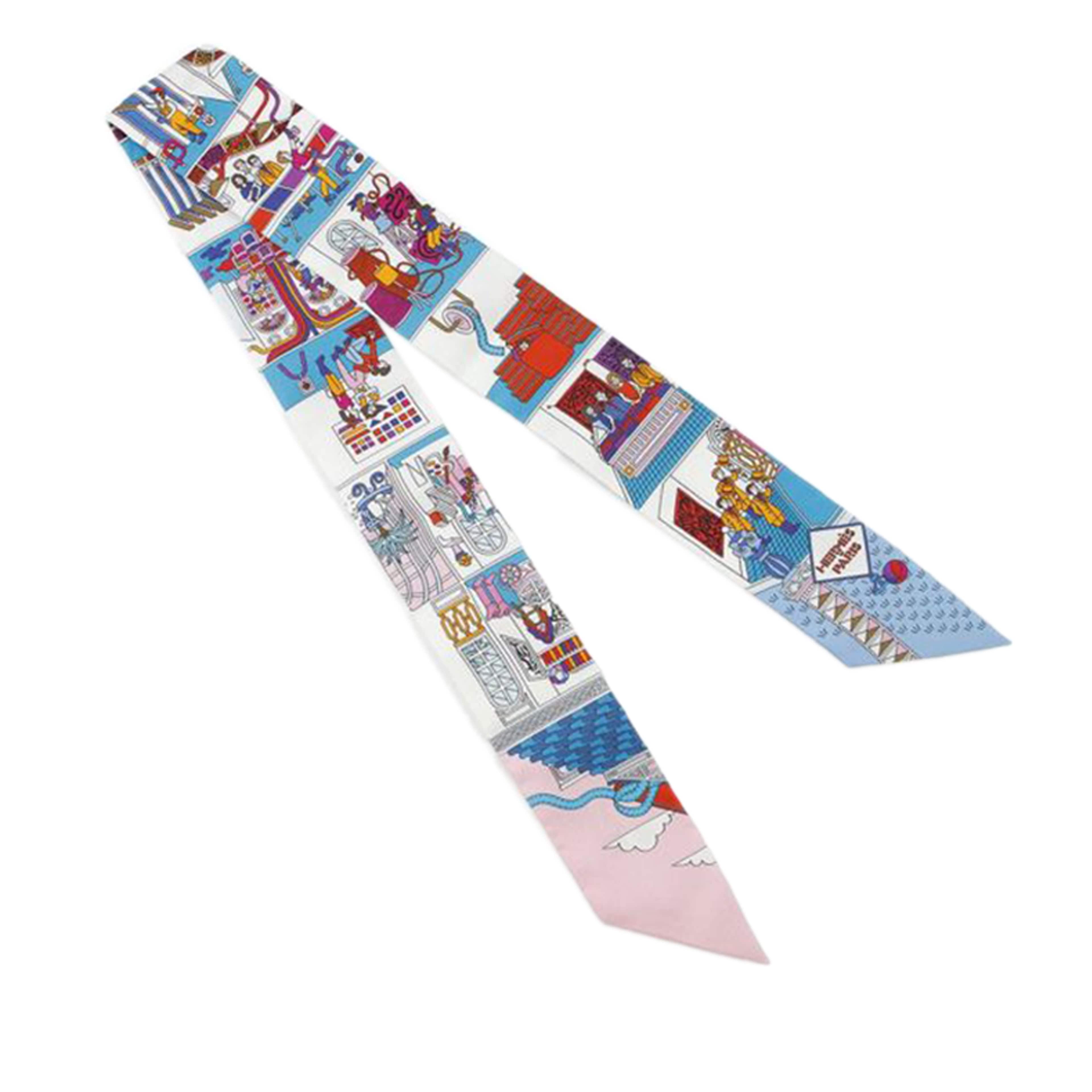 Hermès La Maison Des Carres Silk Twilly Scarf, från Luxclusif, i färgen light blue. Klicka för att öppna bilden i stort format