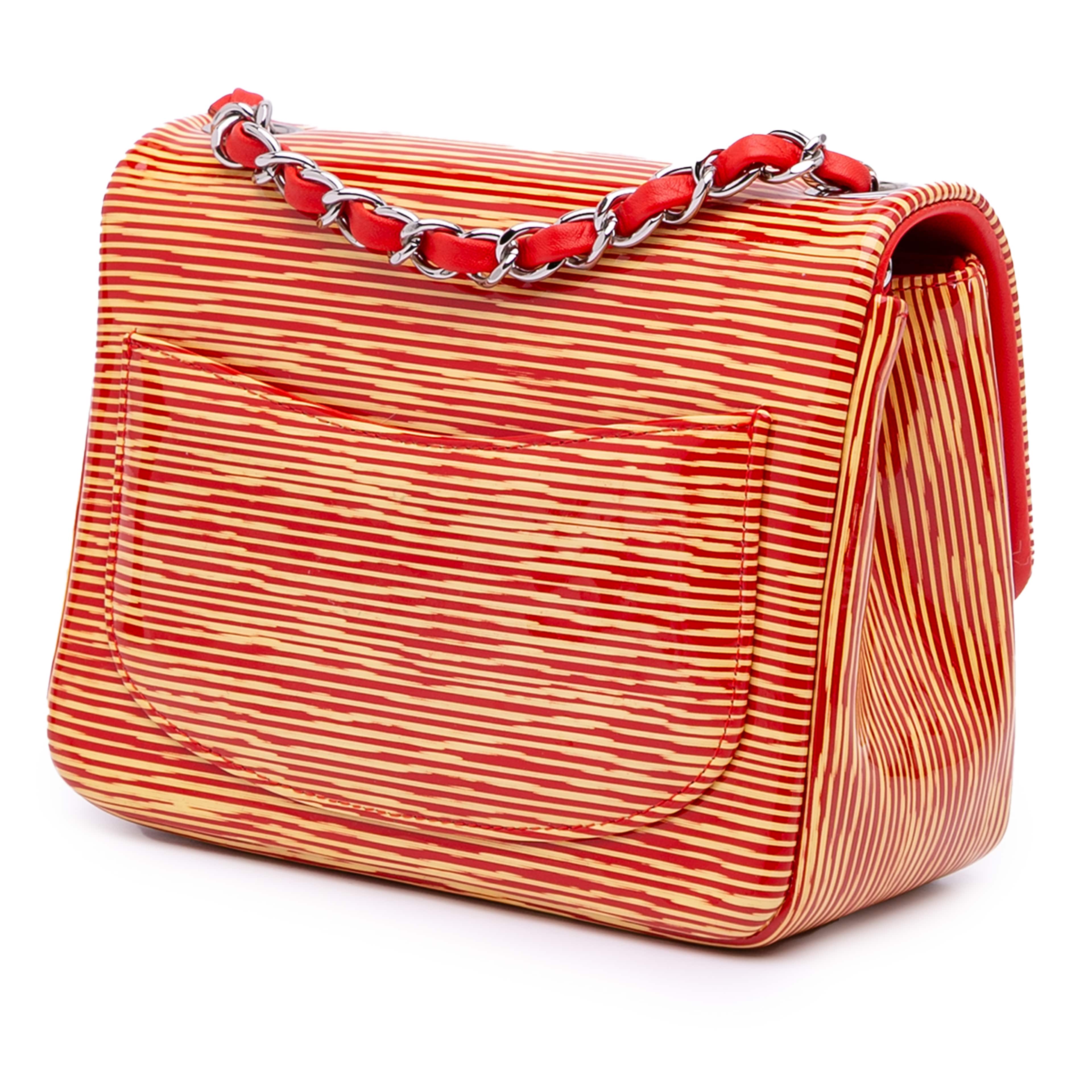 Chanel Mini Square Classic Patent Striped Single Flap, från Luxclusif, i färgen orange. Klicka för att öppna bilden i stort format