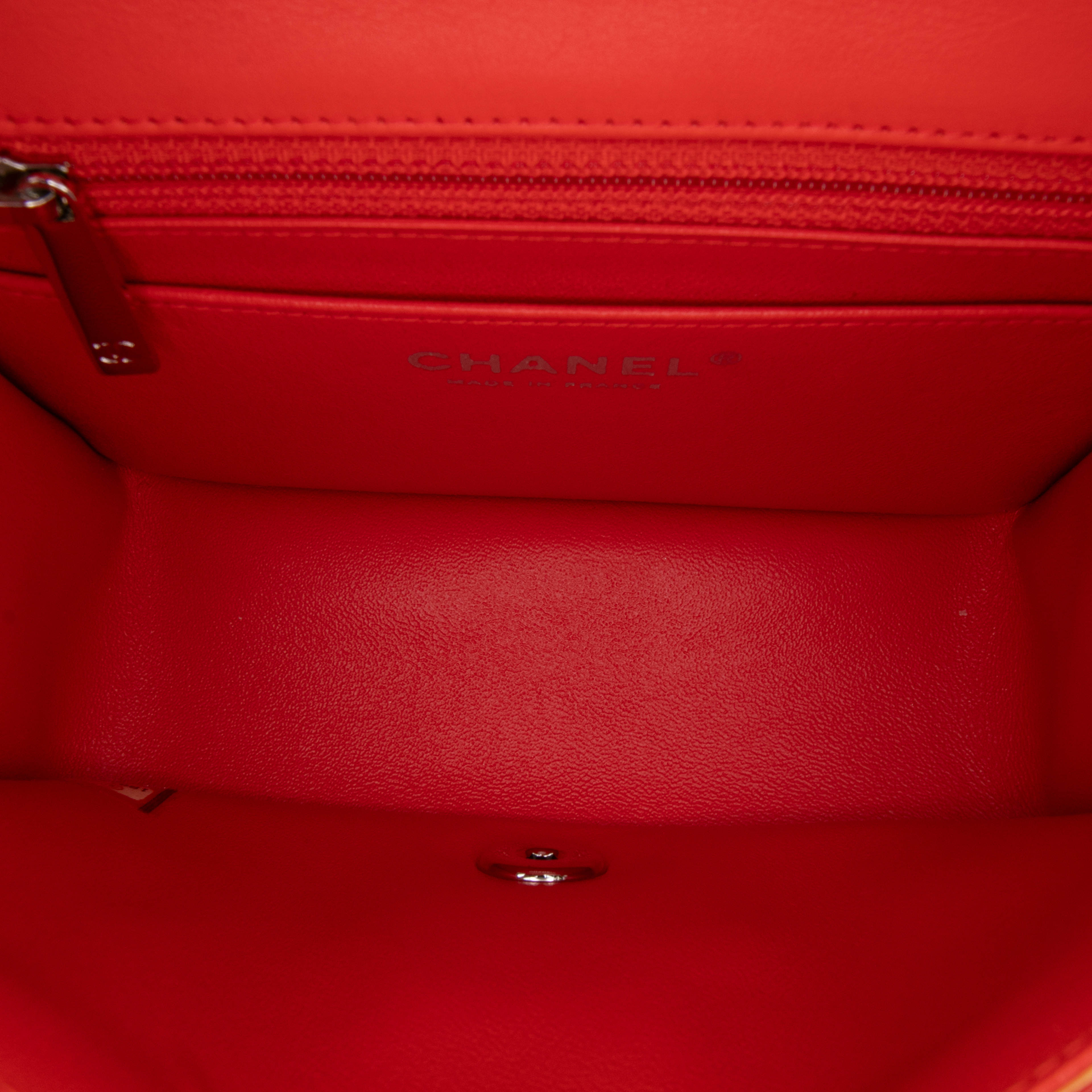 Chanel Mini Square Classic Patent Striped Single Flap, från Luxclusif, i färgen orange. Klicka för att öppna bilden i stort format