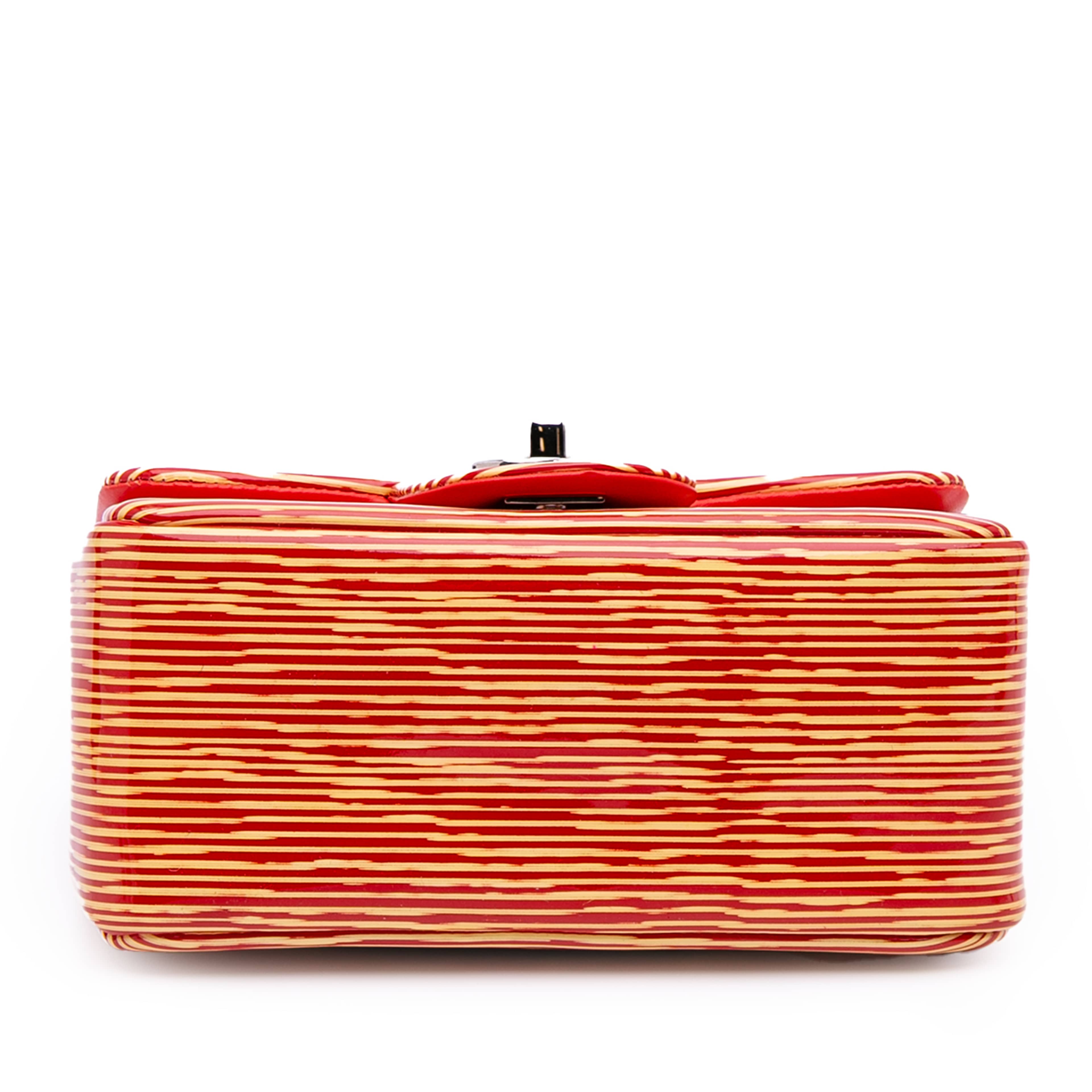 Chanel Mini Square Classic Patent Striped Single Flap, från Luxclusif, i färgen orange. Klicka för att öppna bilden i stort format