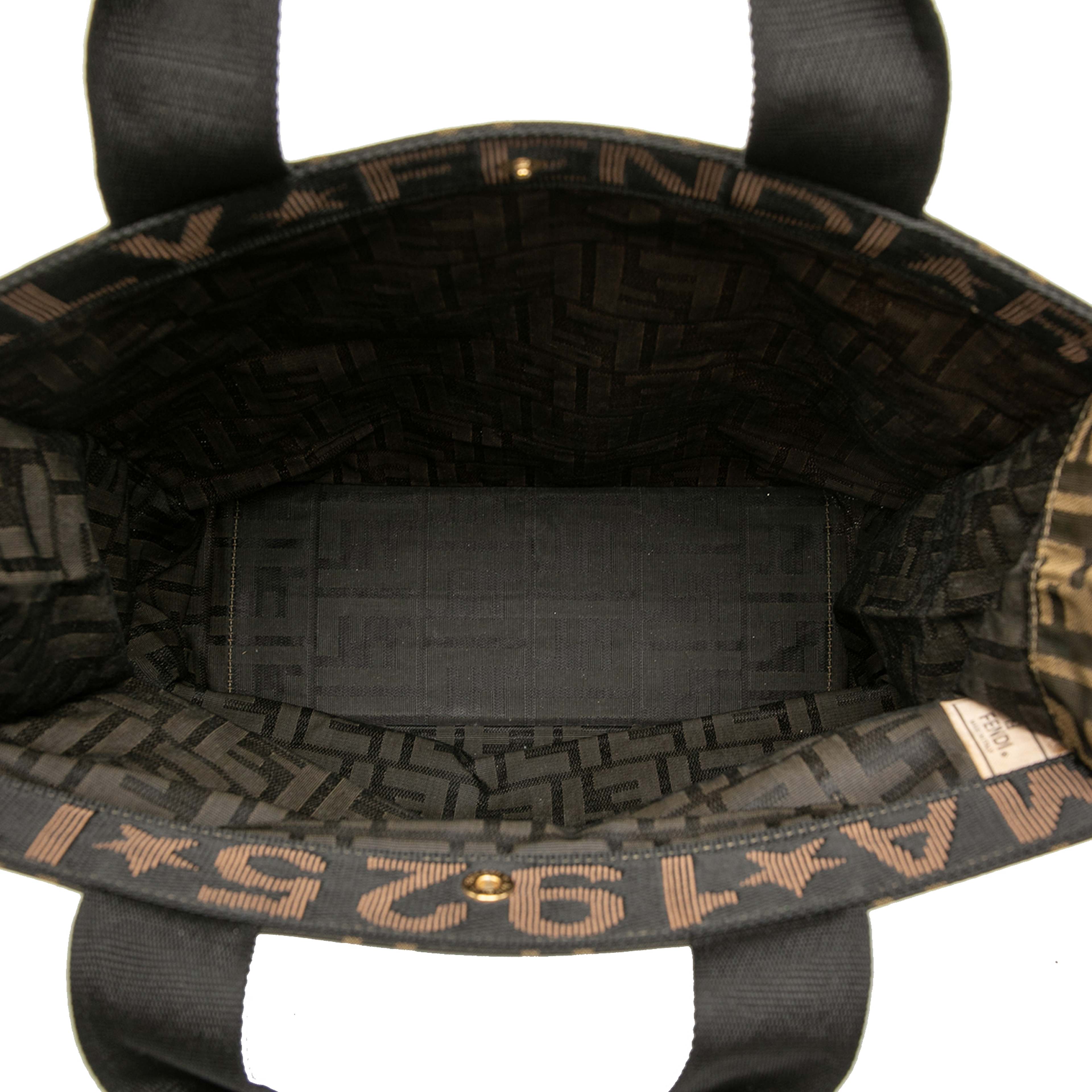 Fendi Zucca Canvas Shopping Tote, från Luxclusif, i färgen brown. Klicka för att öppna bilden i stort format