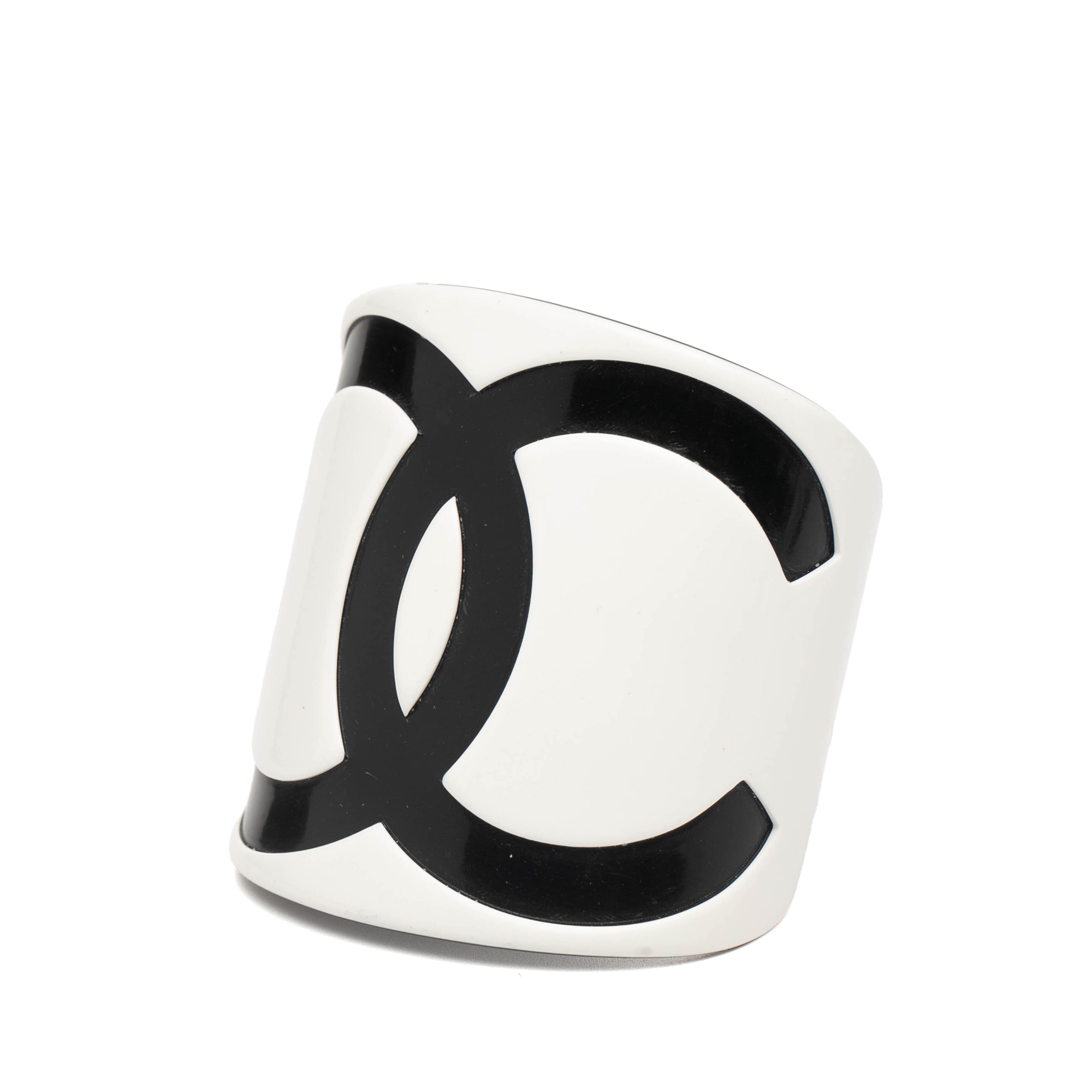 Chanel Resin Cc Logo Cuff Bracelet, från Luxclusif, i färgen white. Klicka för att öppna bilden i stort format