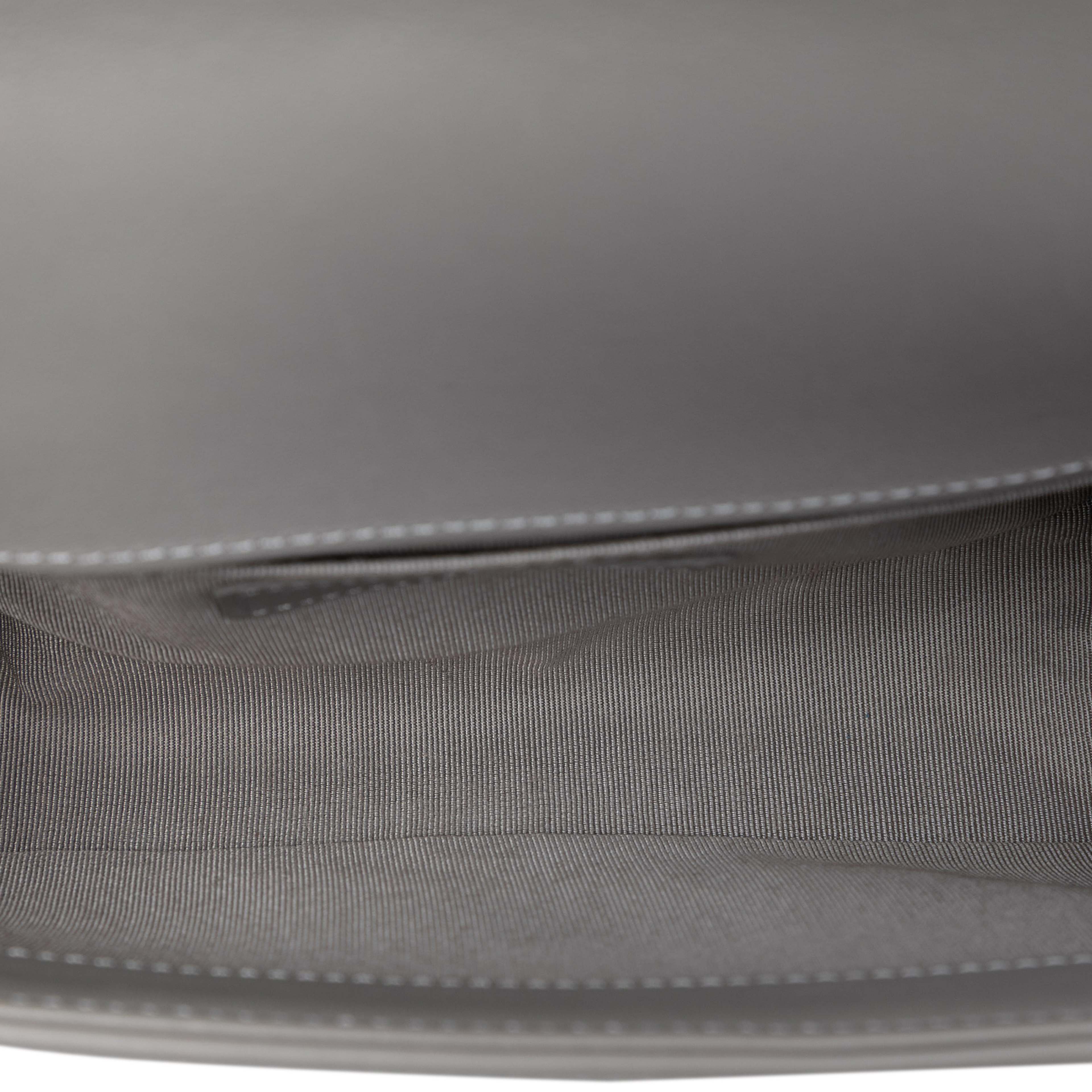 Chanel Small Chevron Stitched Calfskin Boy Flap, från Luxclusif, i färgen gray. Klicka för att öppna bilden i stort format