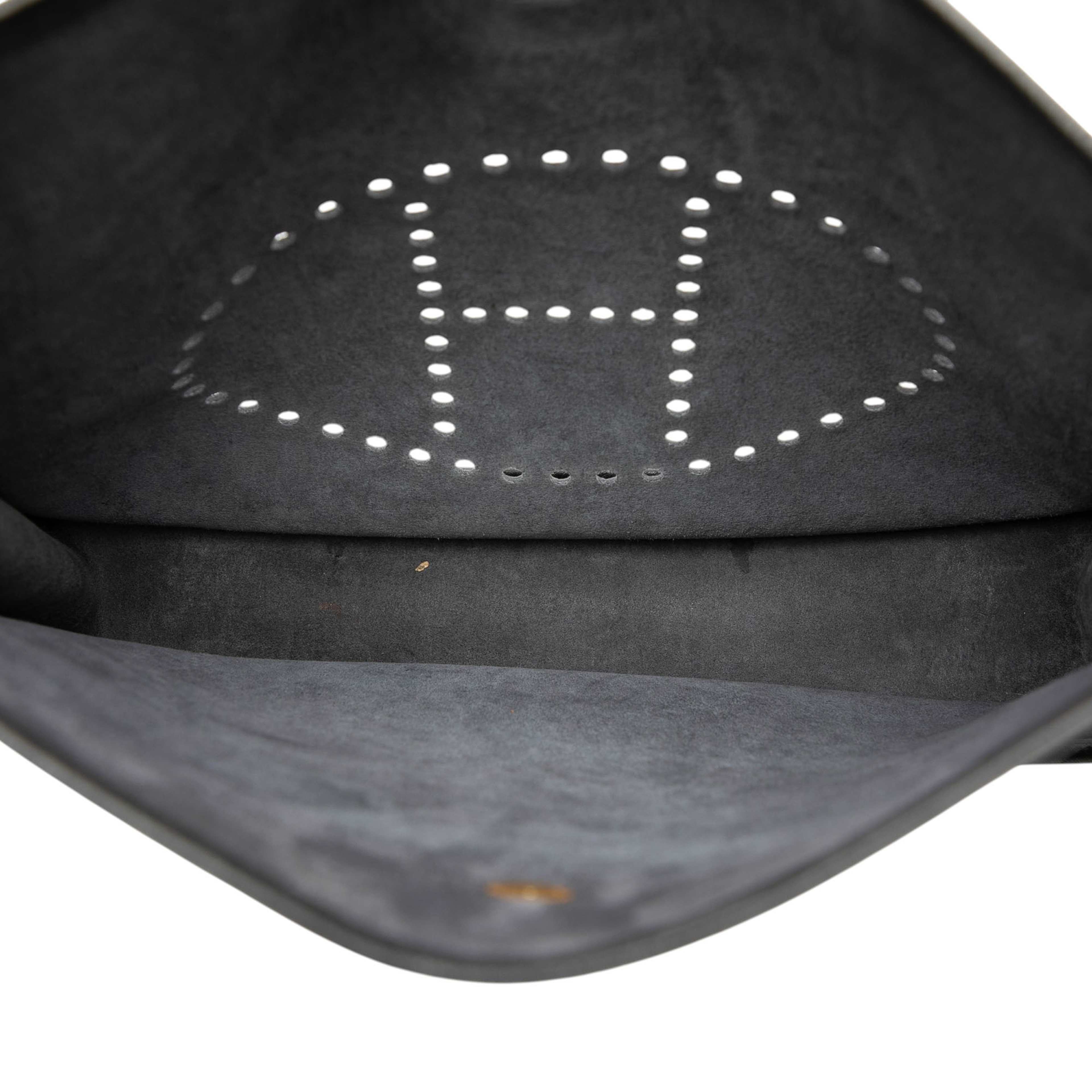 Hermès Clemence Evelyne Iii 33, från Luxclusif, i färgen black. Klicka för att öppna bilden i stort format