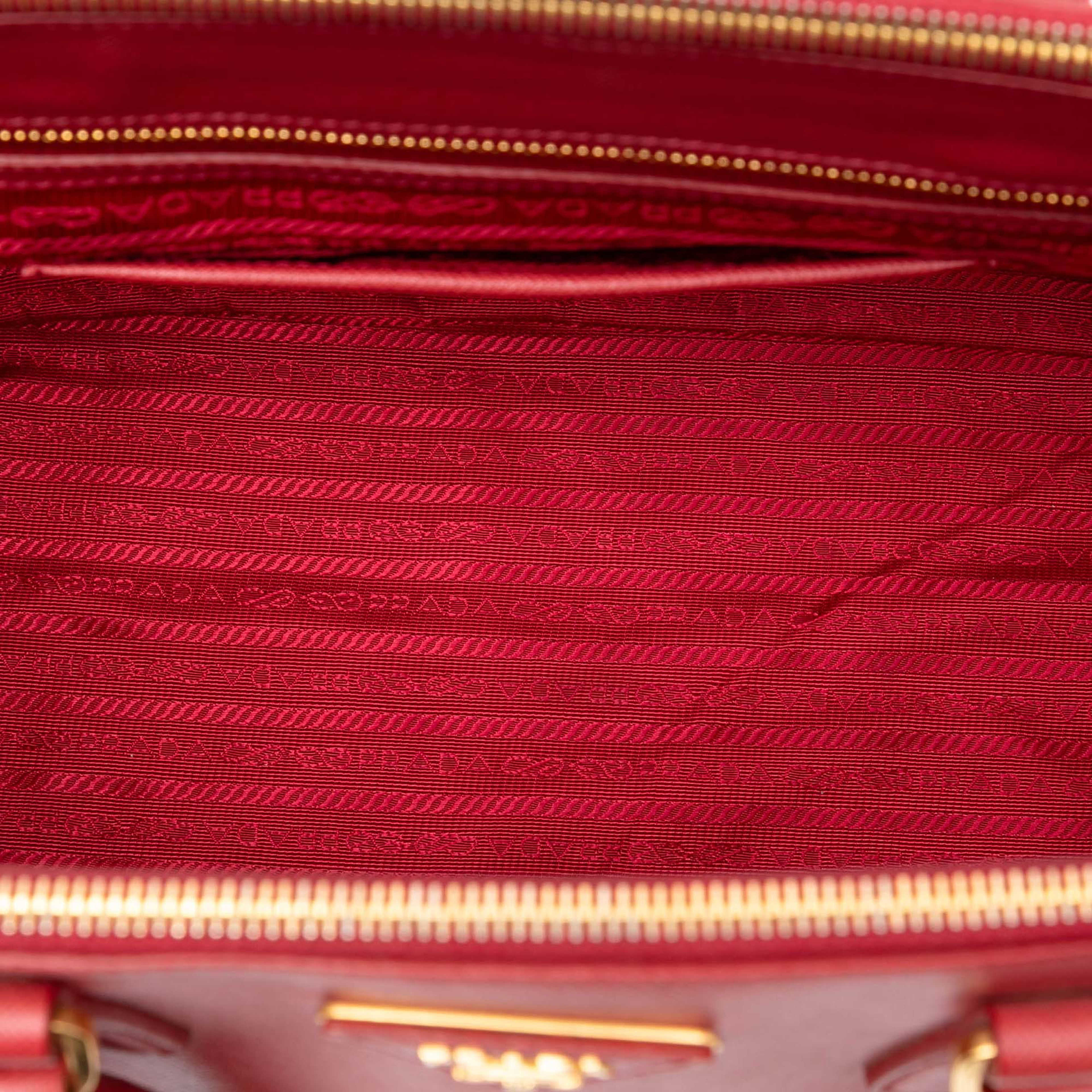 Prada Large Saffiano Lux Galleria Double Zip Satchel, från Luxclusif, i färgen red. Klicka för att öppna bilden i stort format