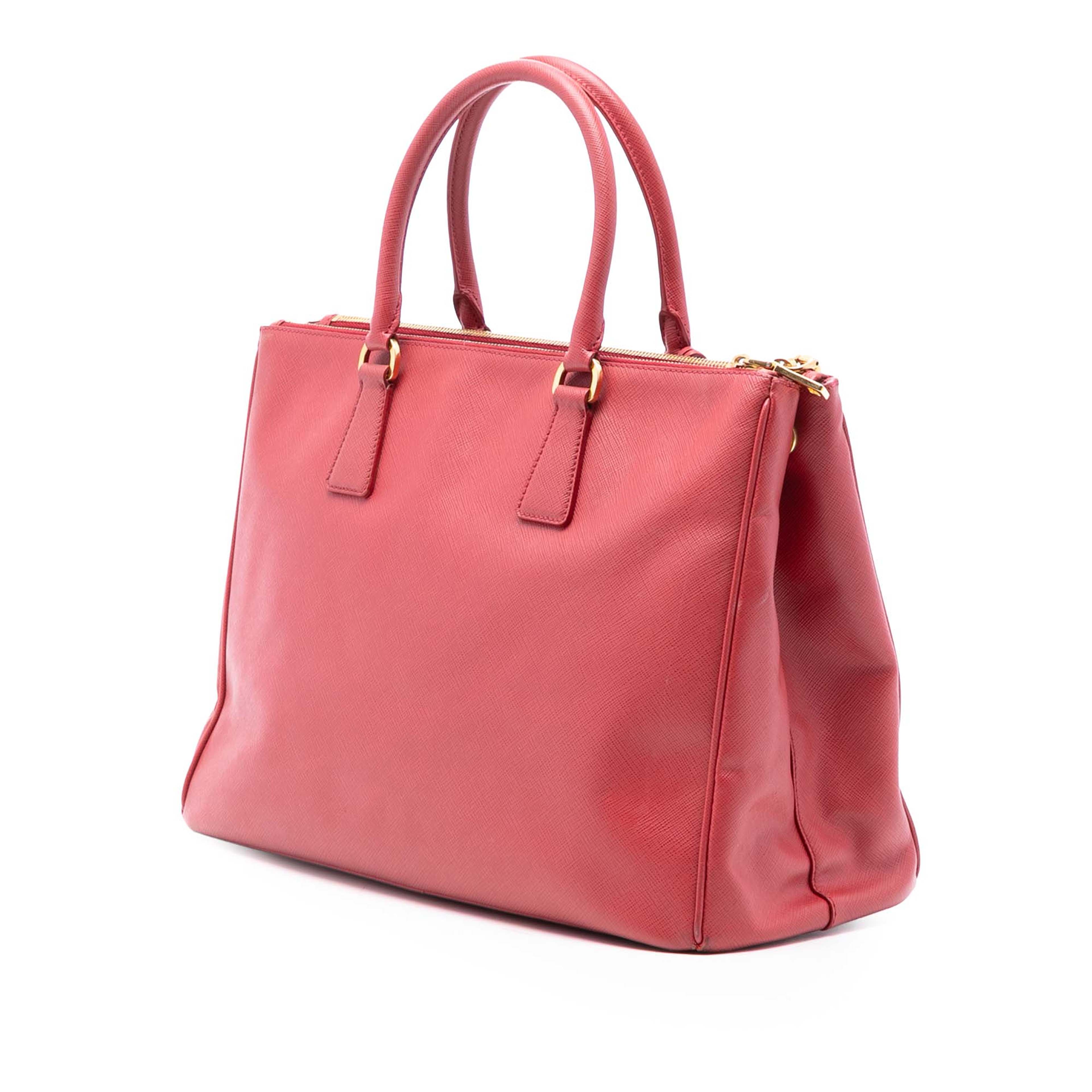 Prada Large Saffiano Lux Galleria Double Zip Satchel, från Luxclusif, i färgen röd. Klicka för att öppna bilden i stort format