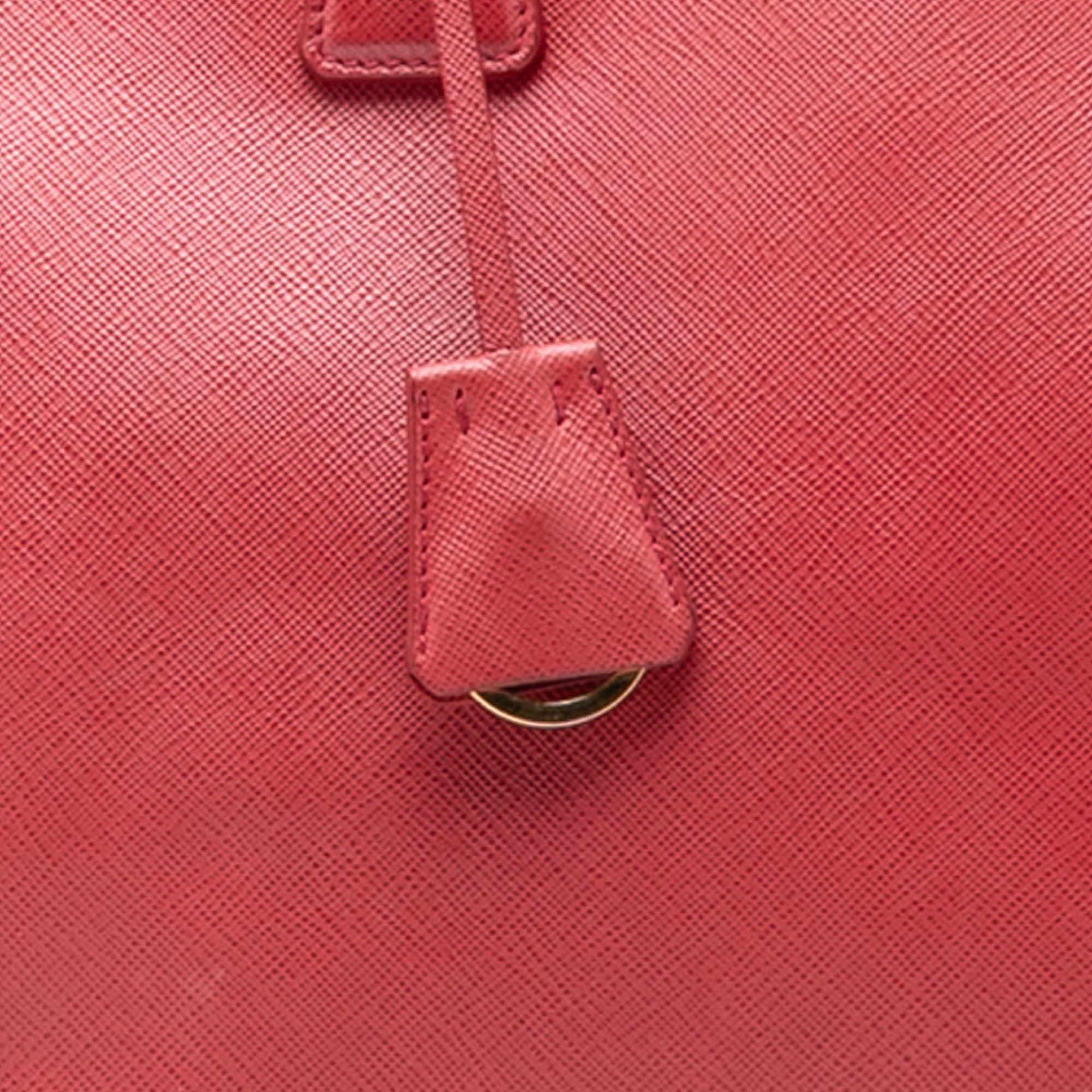 Prada Large Saffiano Lux Galleria Double Zip Satchel, från Luxclusif, i färgen röd. Klicka för att öppna bilden i stort format