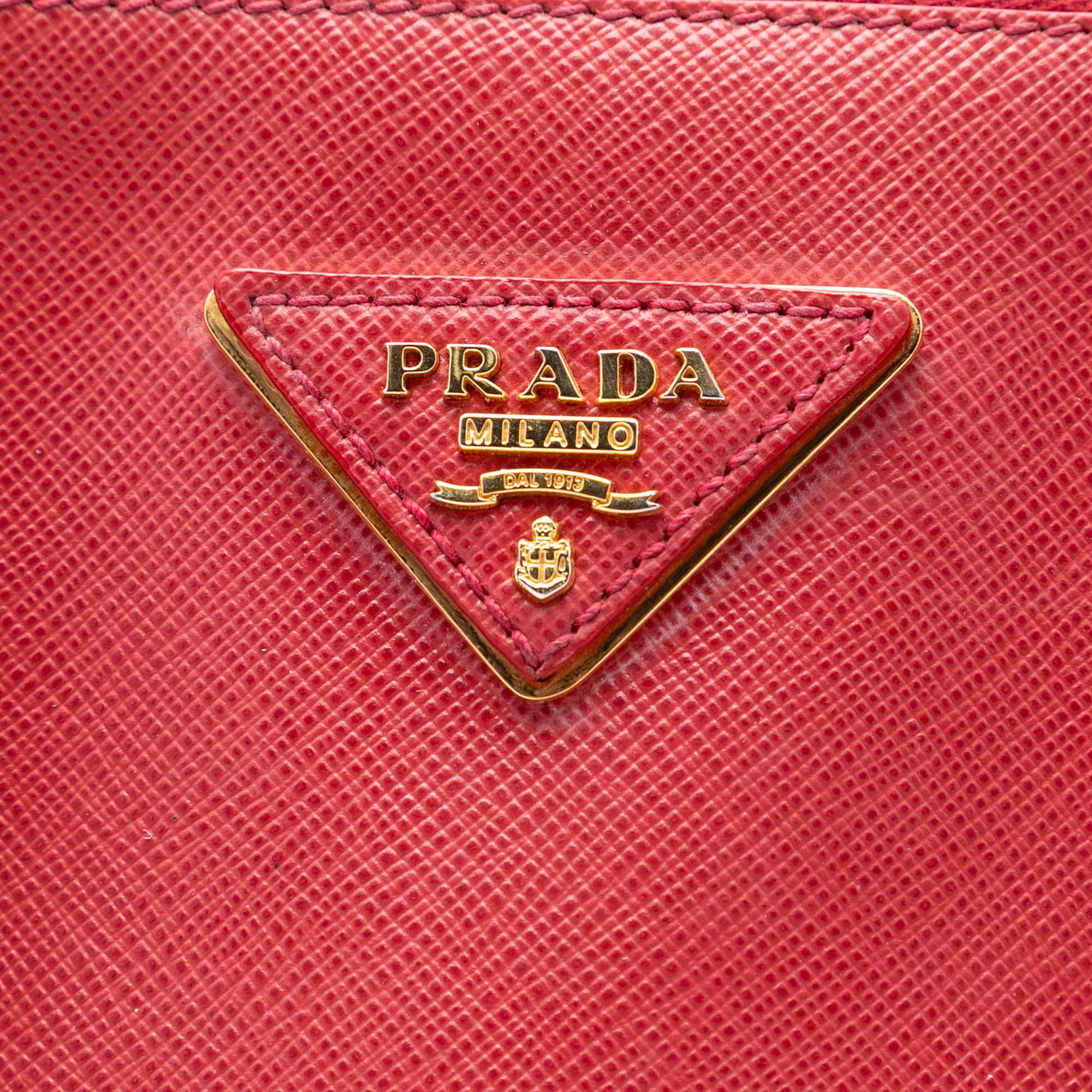 Prada Large Saffiano Lux Galleria Double Zip Satchel, från Luxclusif, i färgen red. Klicka för att öppna bilden i stort format