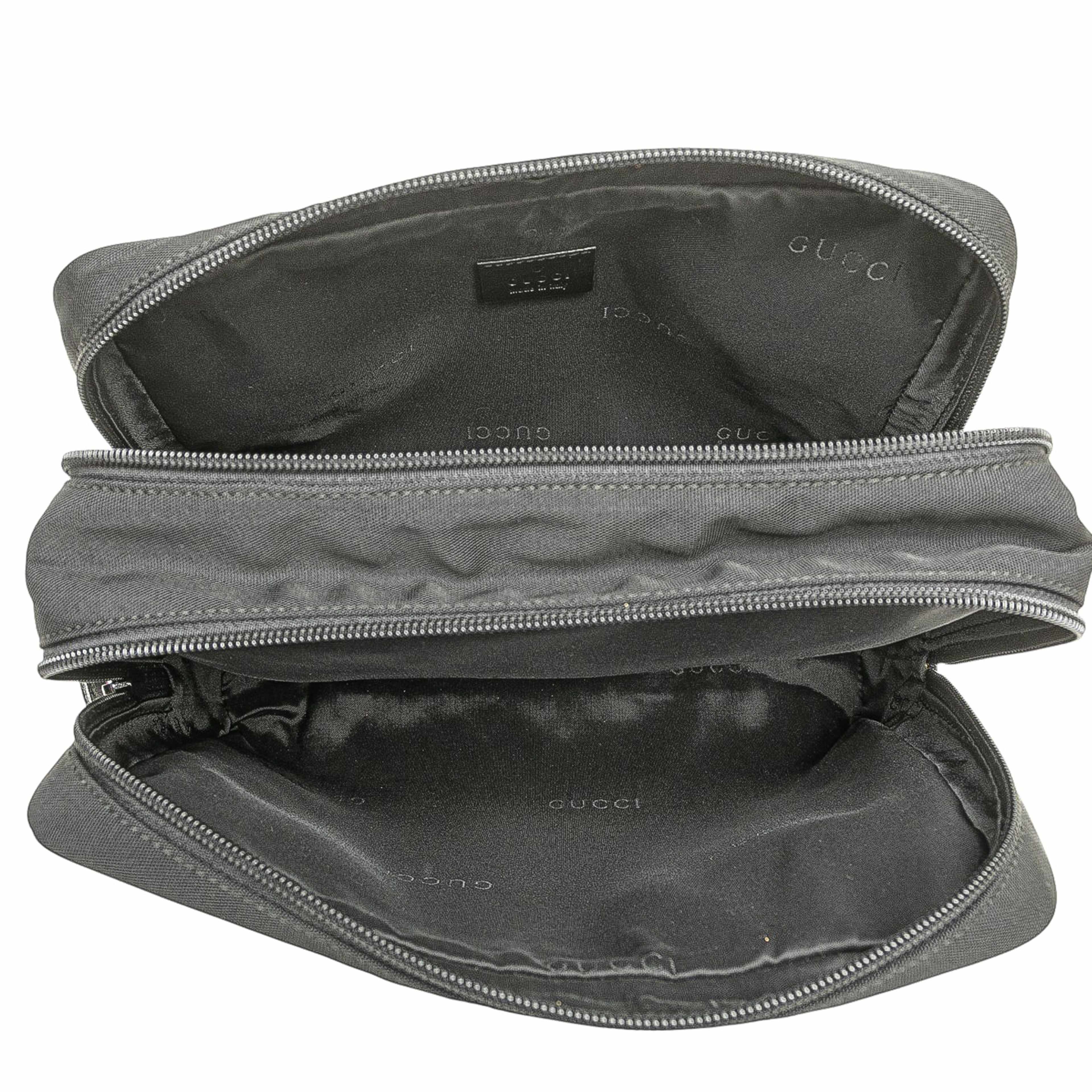 Gucci Nylon Clutch, från Luxclusif, i färgen black. Klicka för att öppna bilden i stort format