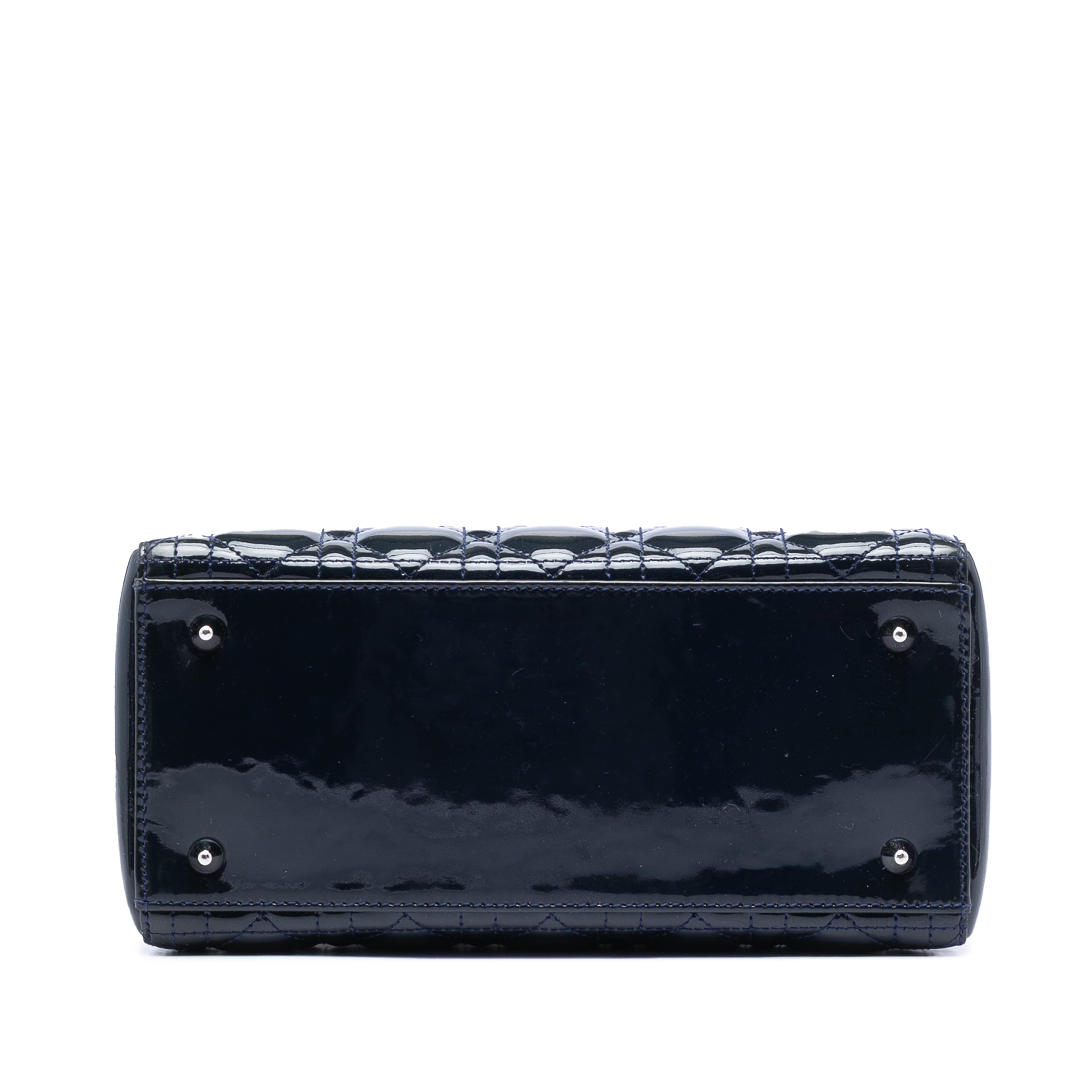 Dior Medium Patent Cannage Lady Dior, från Luxclusif, i färgen navy. Klicka för att öppna bilden i stort format