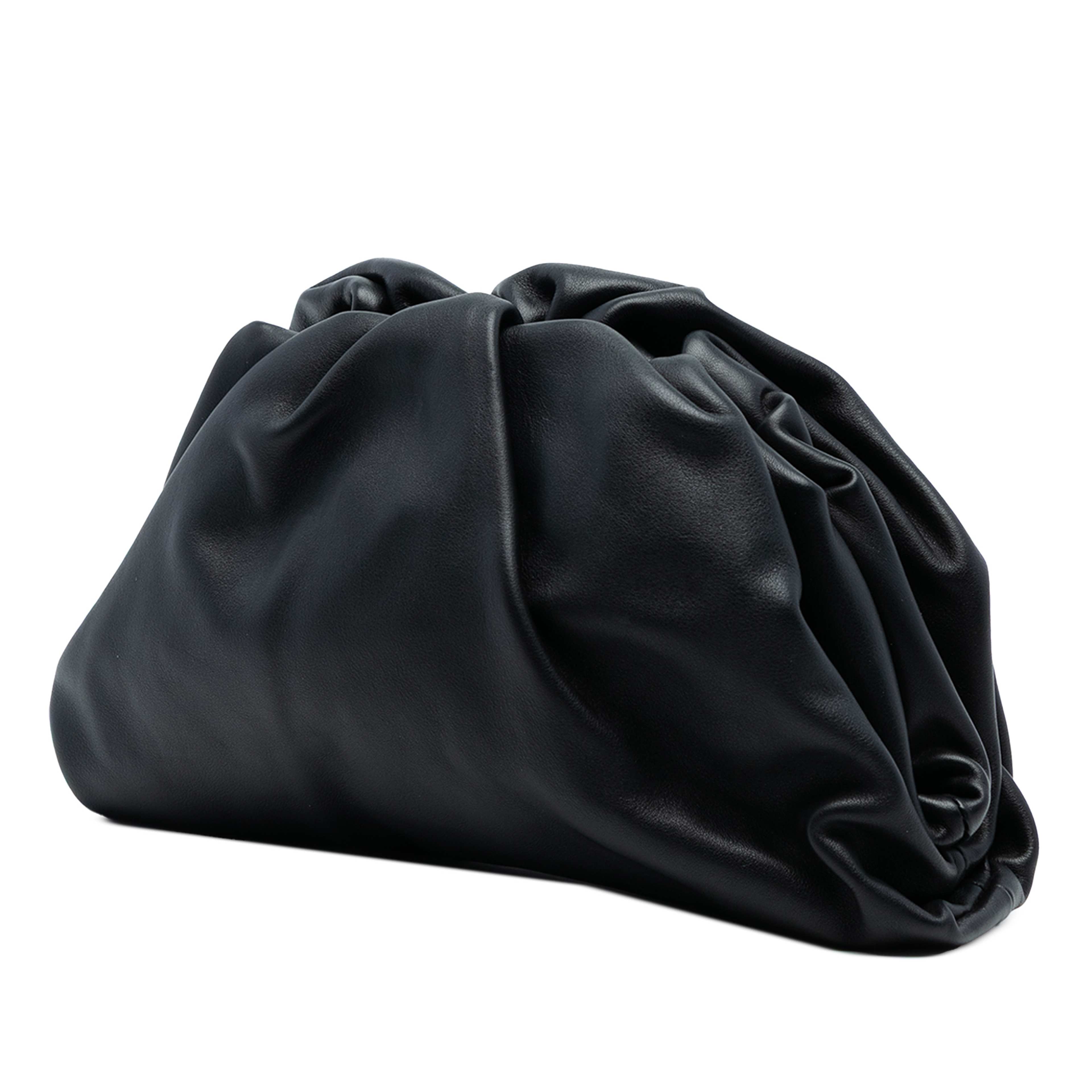 Bottega Veneta Lambskin The Pouch, från Luxclusif, i färgen black. Klicka för att öppna bilden i stort format