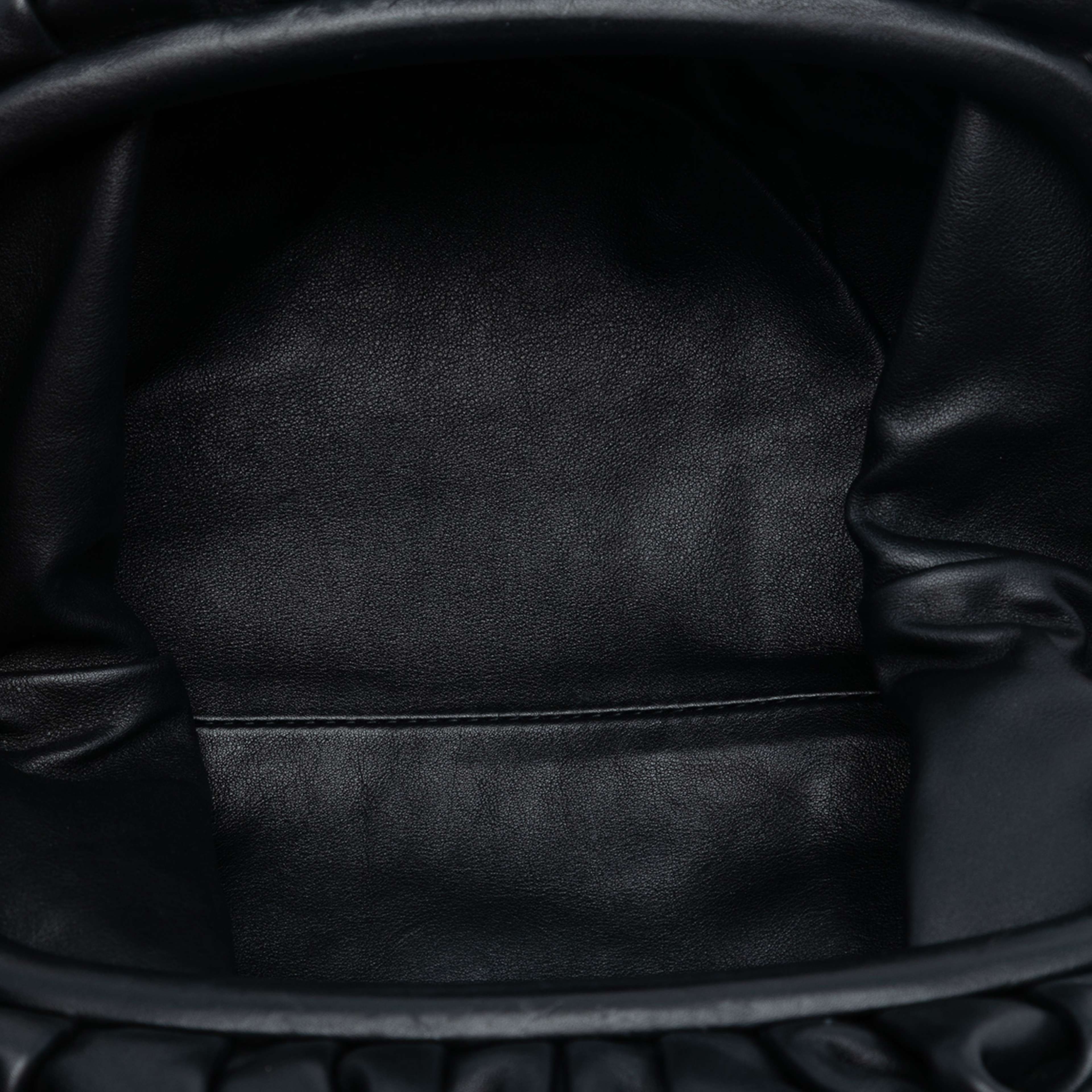 Bottega Veneta Lambskin The Pouch, från Luxclusif, i färgen black. Klicka för att öppna bilden i stort format