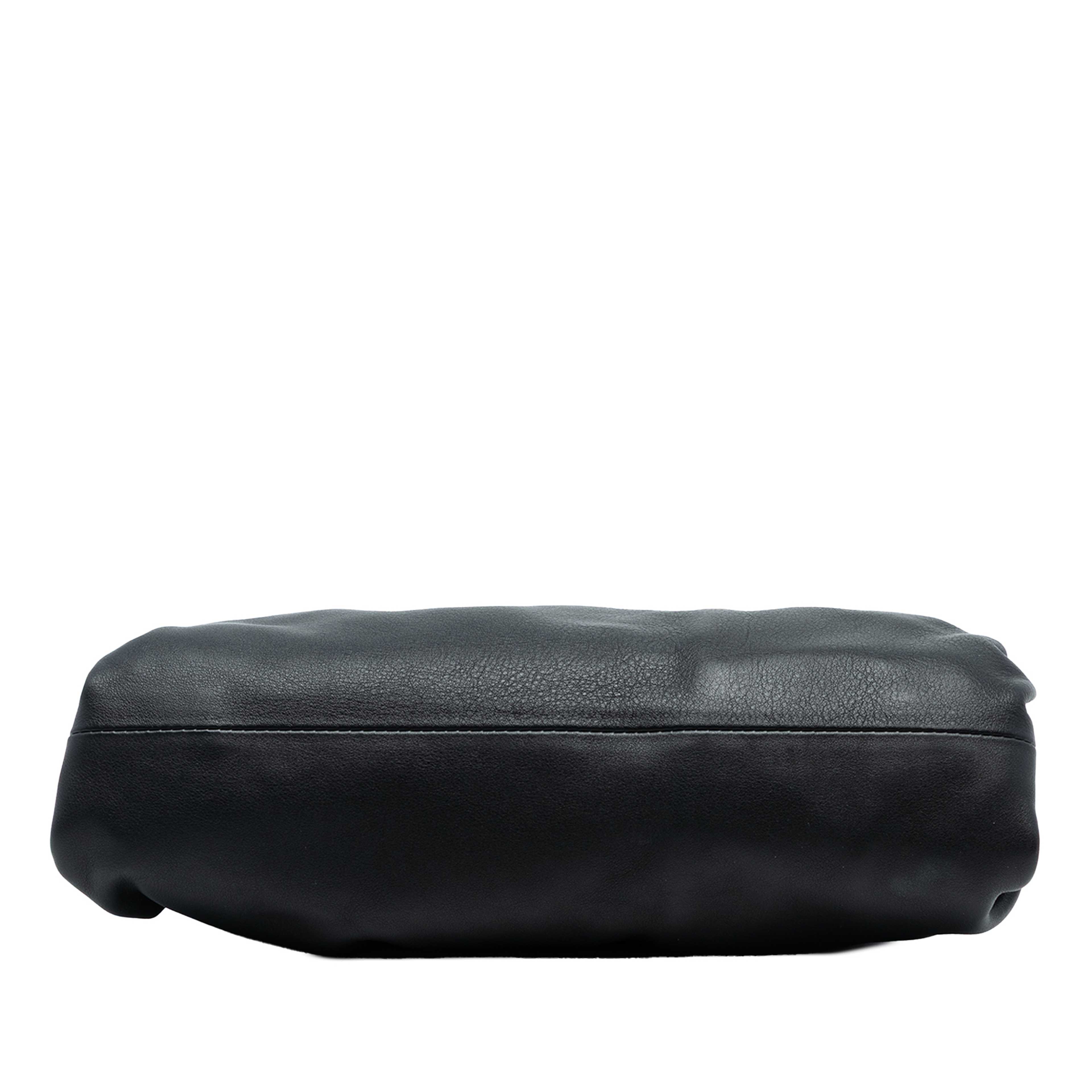 Bottega Veneta Lambskin The Pouch, från Luxclusif, i färgen black. Klicka för att öppna bilden i stort format