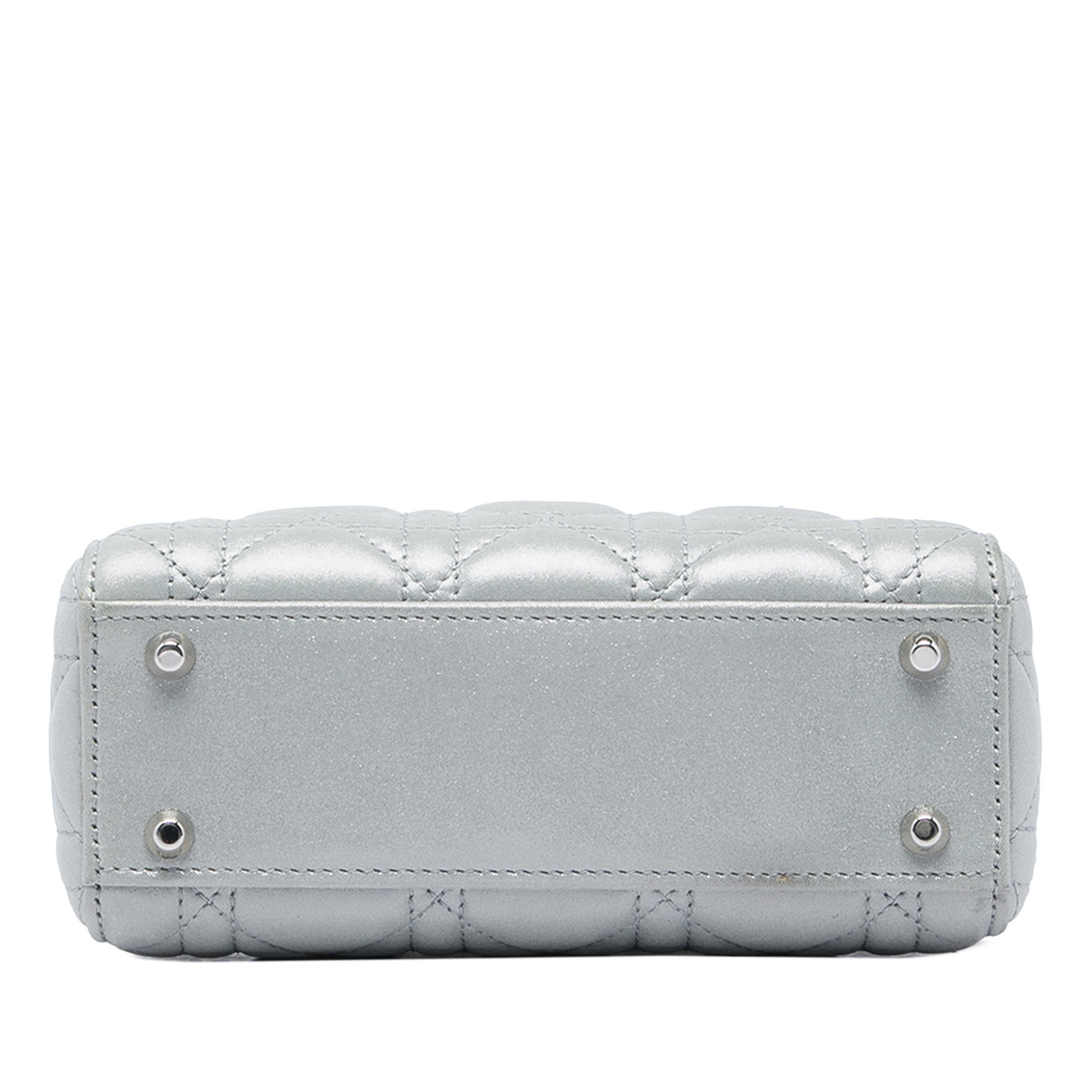 Dior Mini Iridescent Lambskin Cannage Lady Dior, från Luxclusif, i färgen silver. Klicka för att öppna bilden i stort format