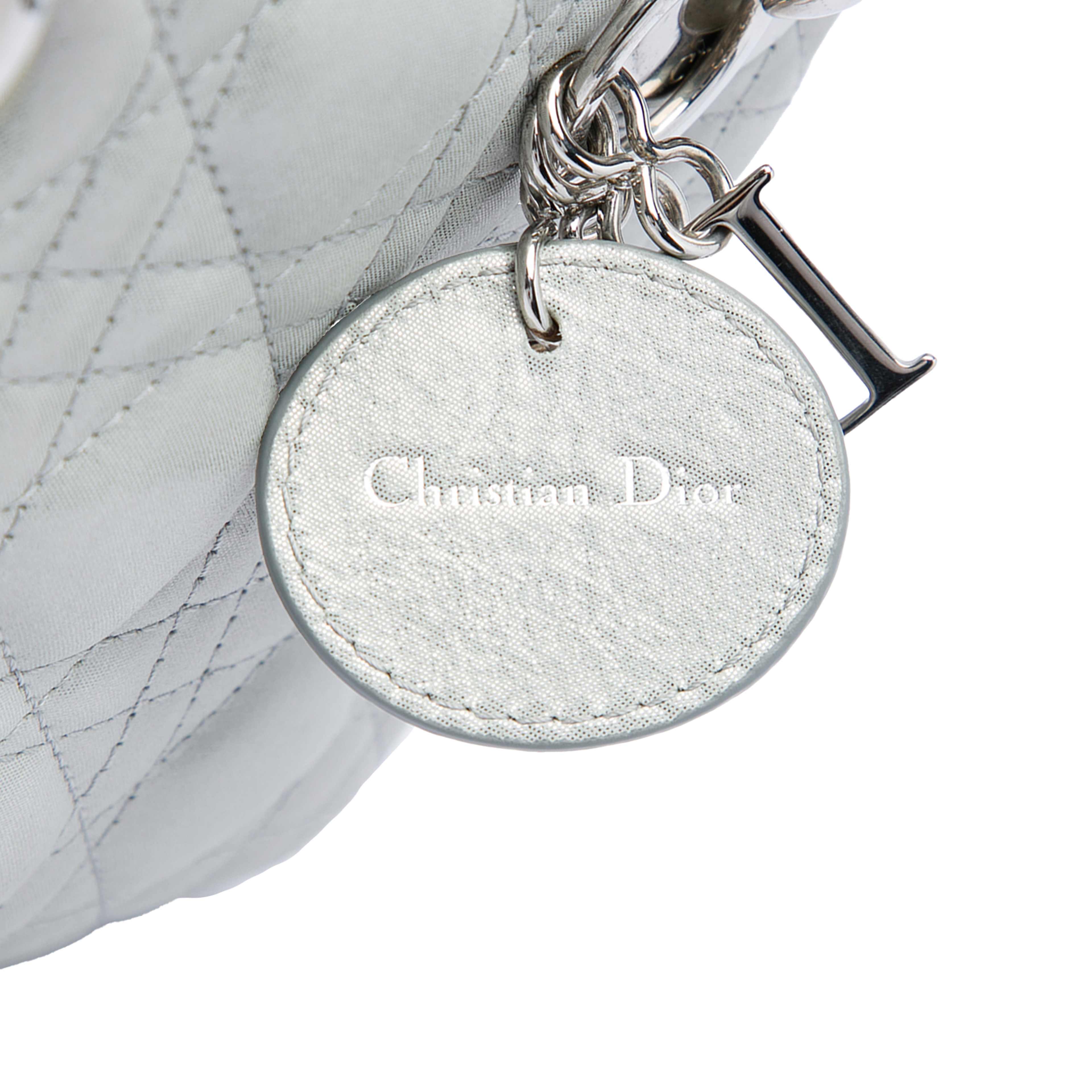 Dior Mini Iridescent Lambskin Cannage Lady Dior, från Luxclusif, i färgen silver. Klicka för att öppna bilden i stort format
