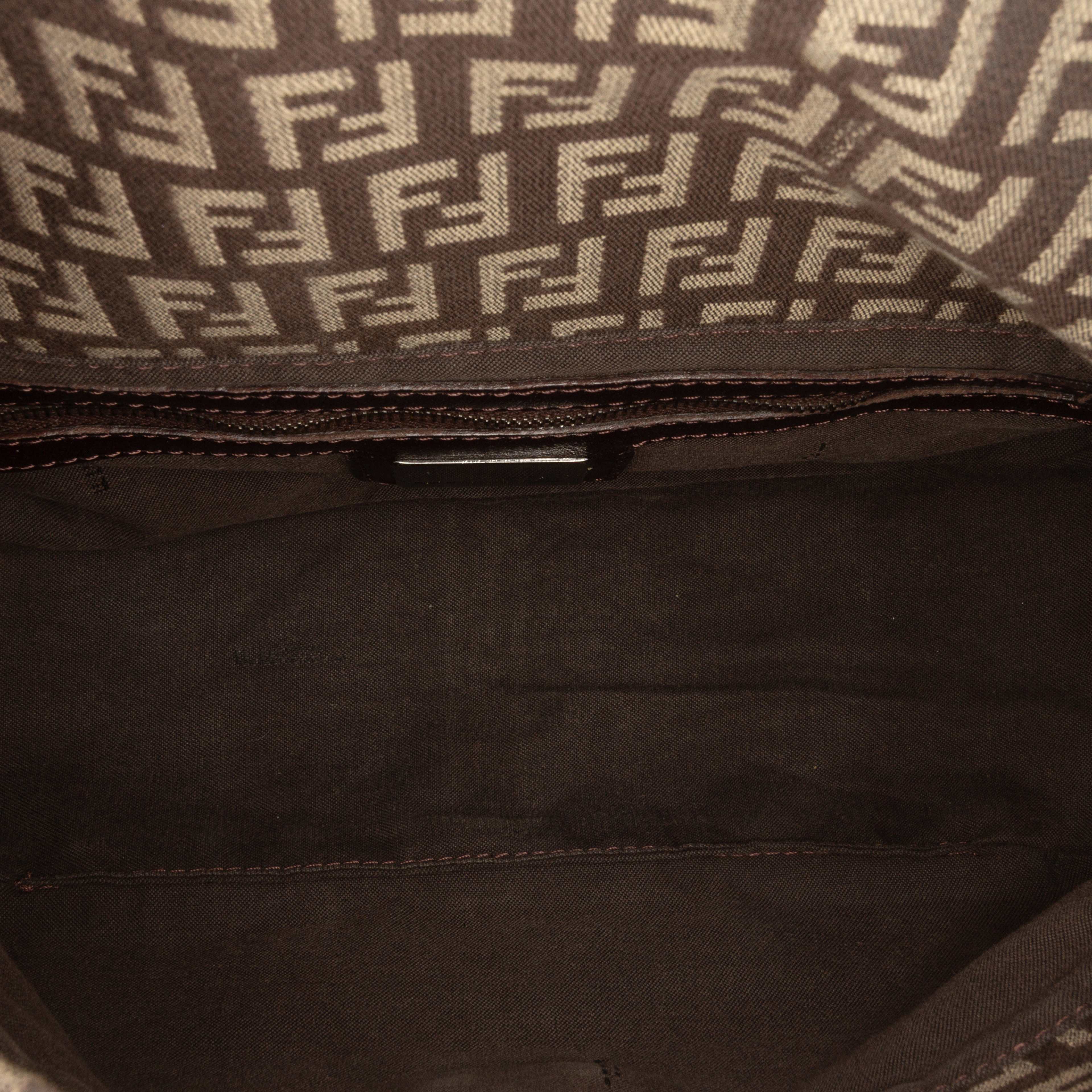 Fendi Zucchino Canvas Double Flap Shoulder Bag, från Luxclusif, i färgen dark brown. Klicka för att öppna bilden i stort format