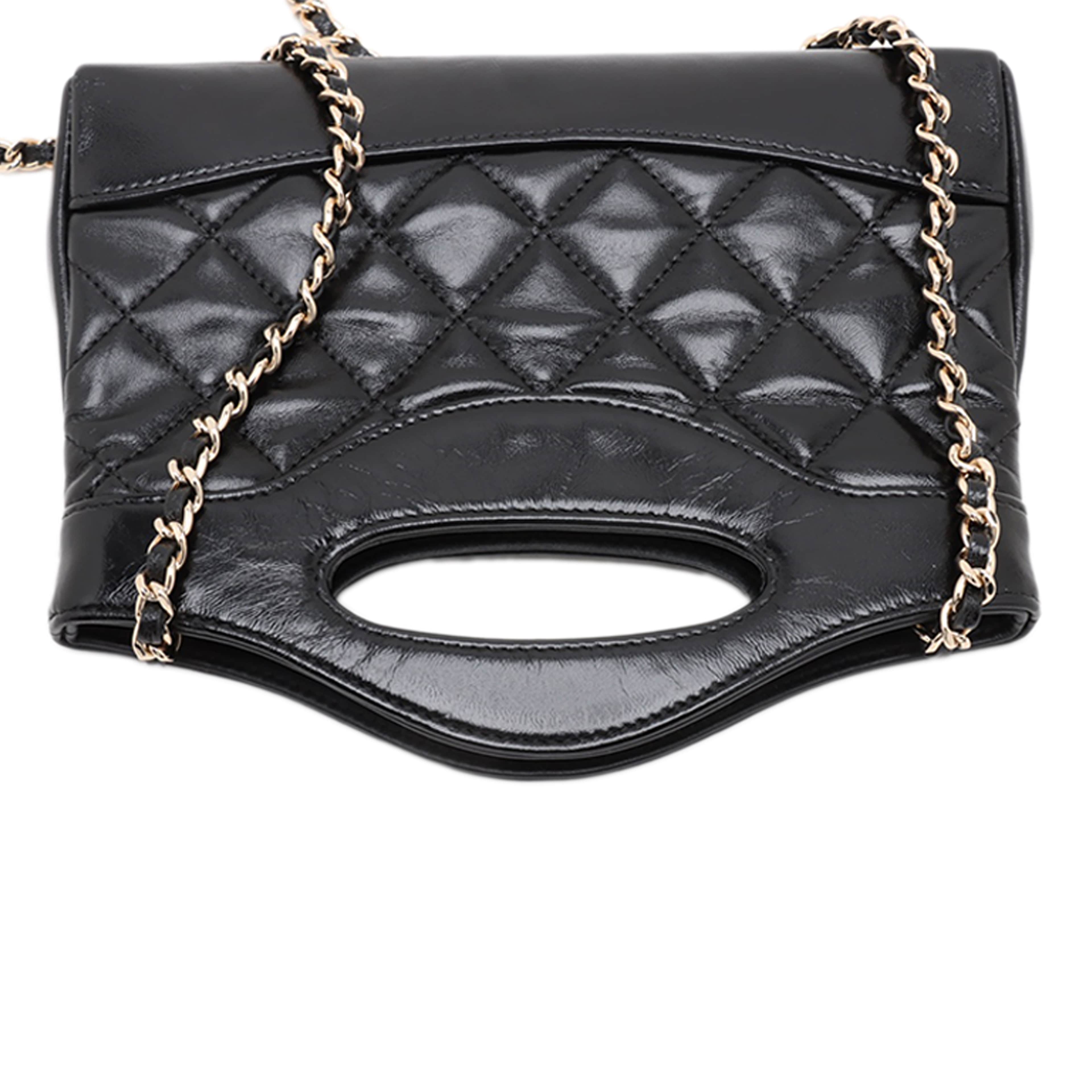 Chanel Nano Quilted Glazed Calfskin 31 Shopping Bag, från Luxclusif, i färgen black. Klicka för att öppna bilden i stort format