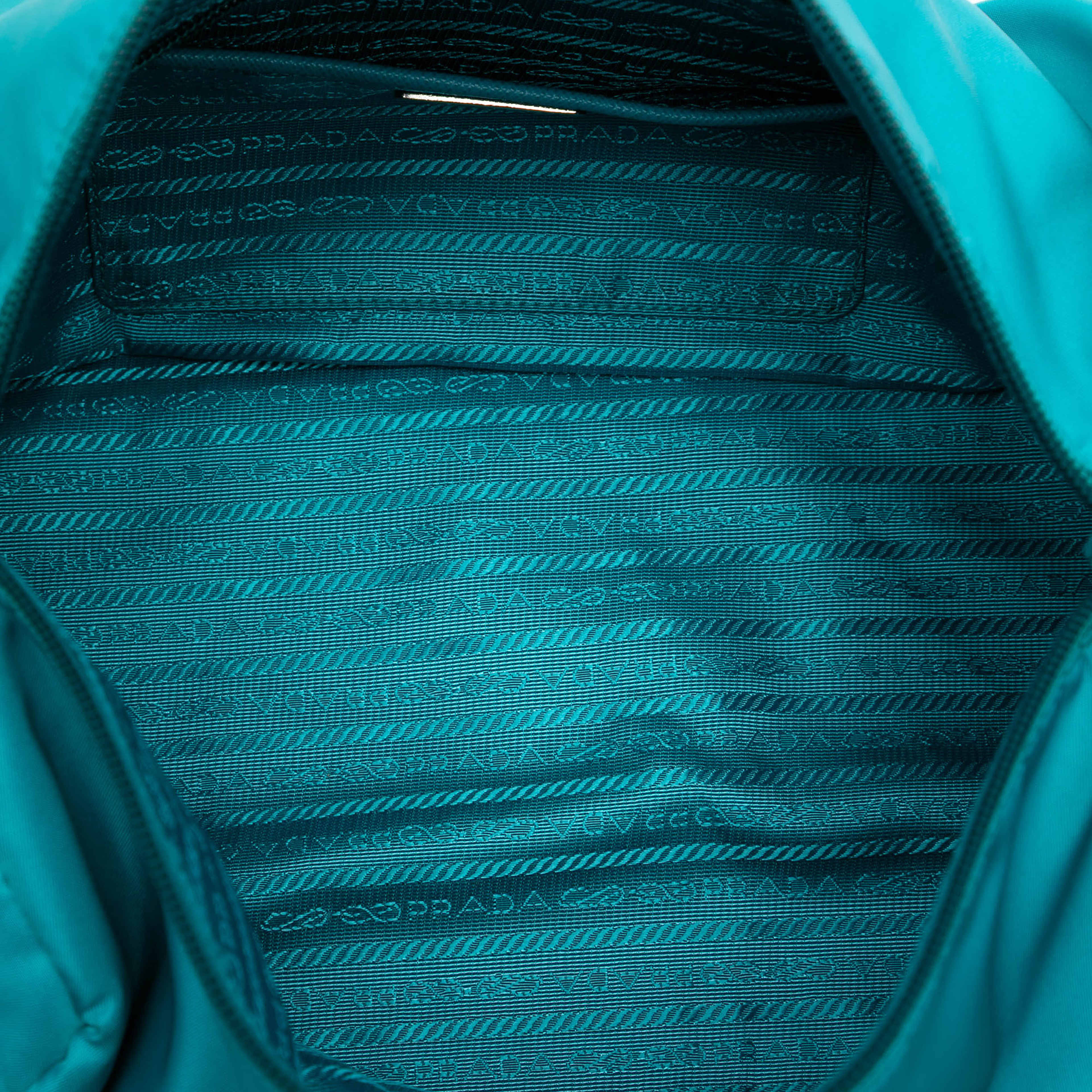 Prada Tessuto Satchel, från Luxclusif, i färgen aqua. Klicka för att öppna bilden i stort format