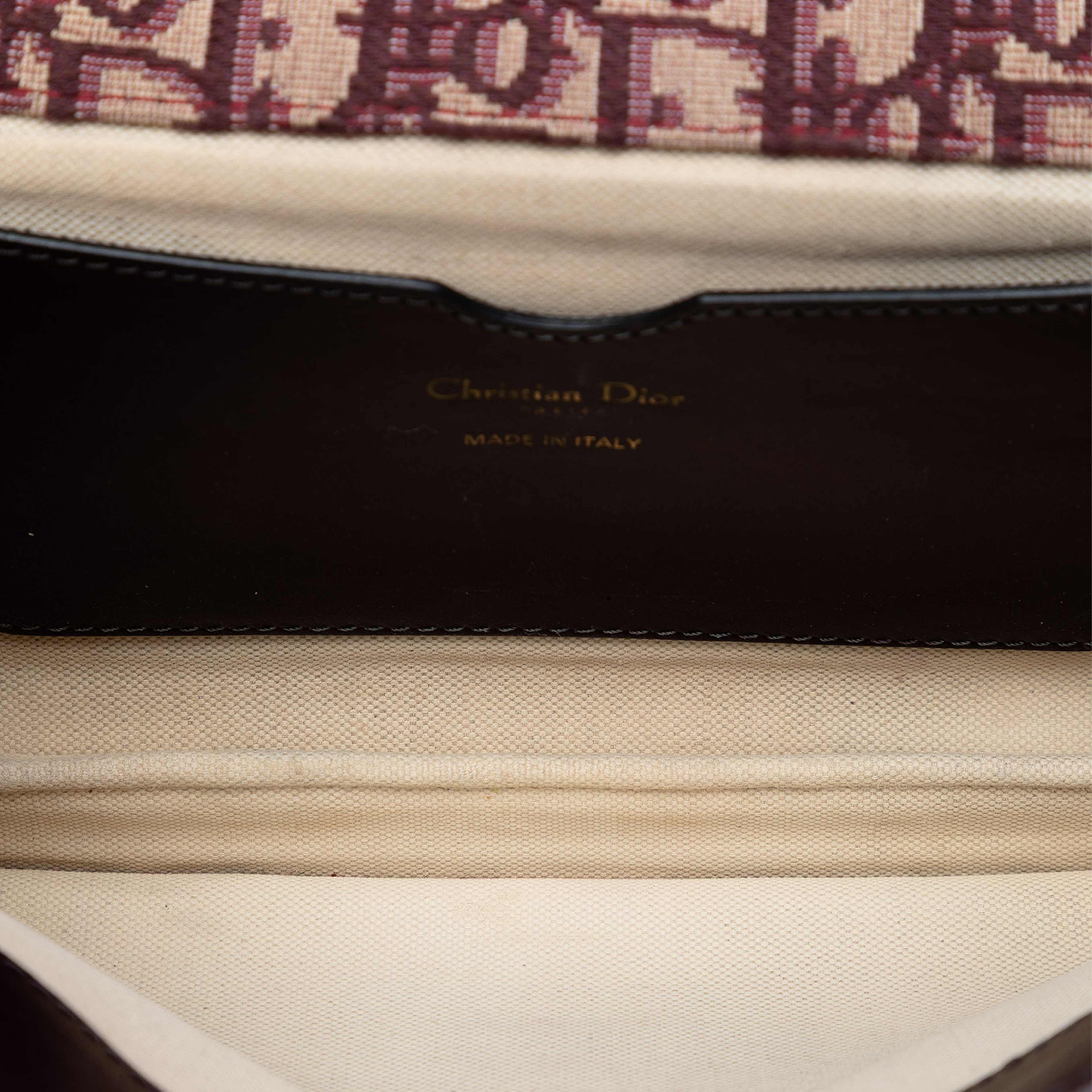 Dior Oblique Canvas Chain Crossbody, från Luxclusif, i färgen röd. Klicka för att öppna bilden i stort format