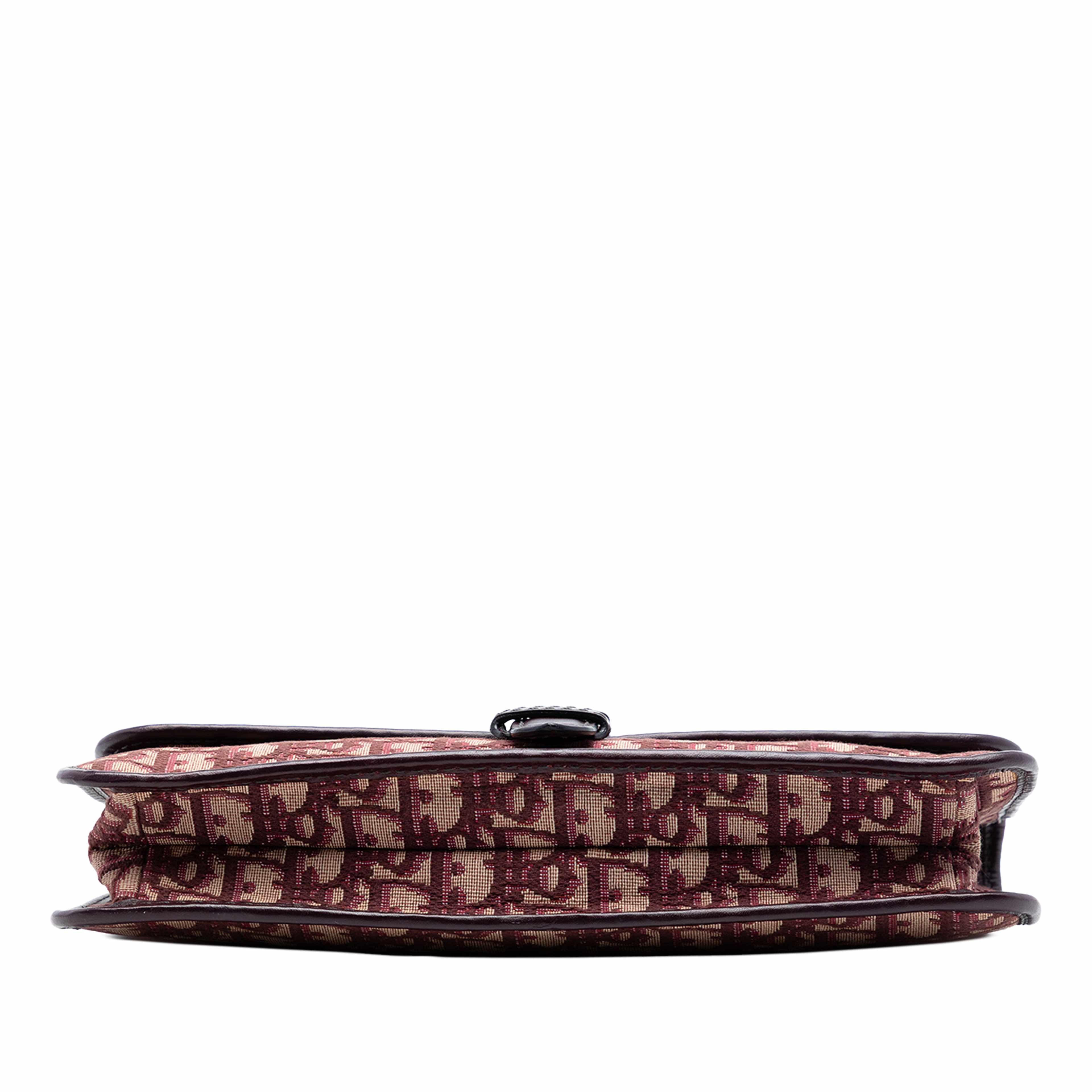 Dior Oblique Canvas Chain Crossbody, från Luxclusif, i färgen röd. Klicka för att öppna bilden i stort format