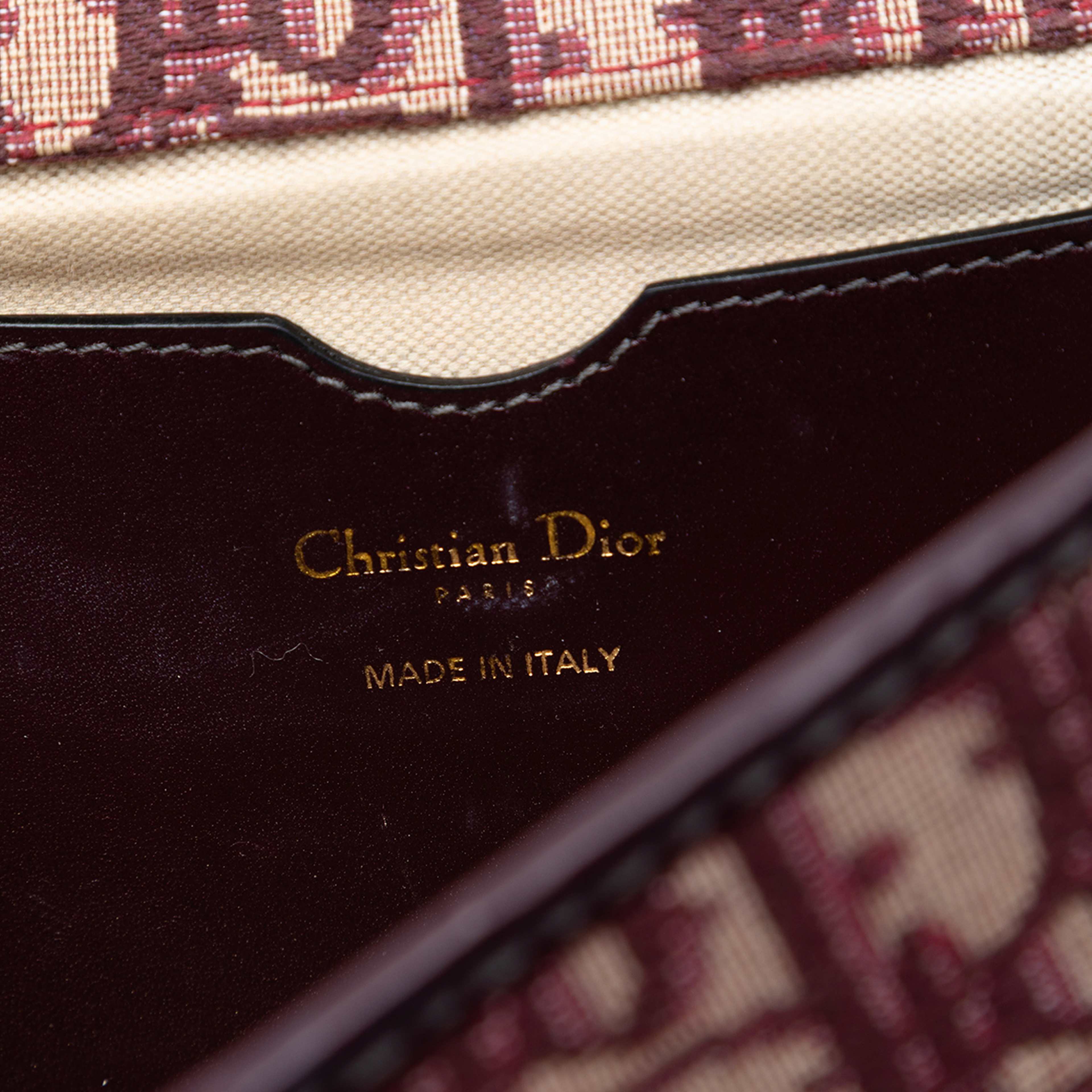 Dior Oblique Canvas Chain Crossbody, från Luxclusif, i färgen röd. Klicka för att öppna bilden i stort format