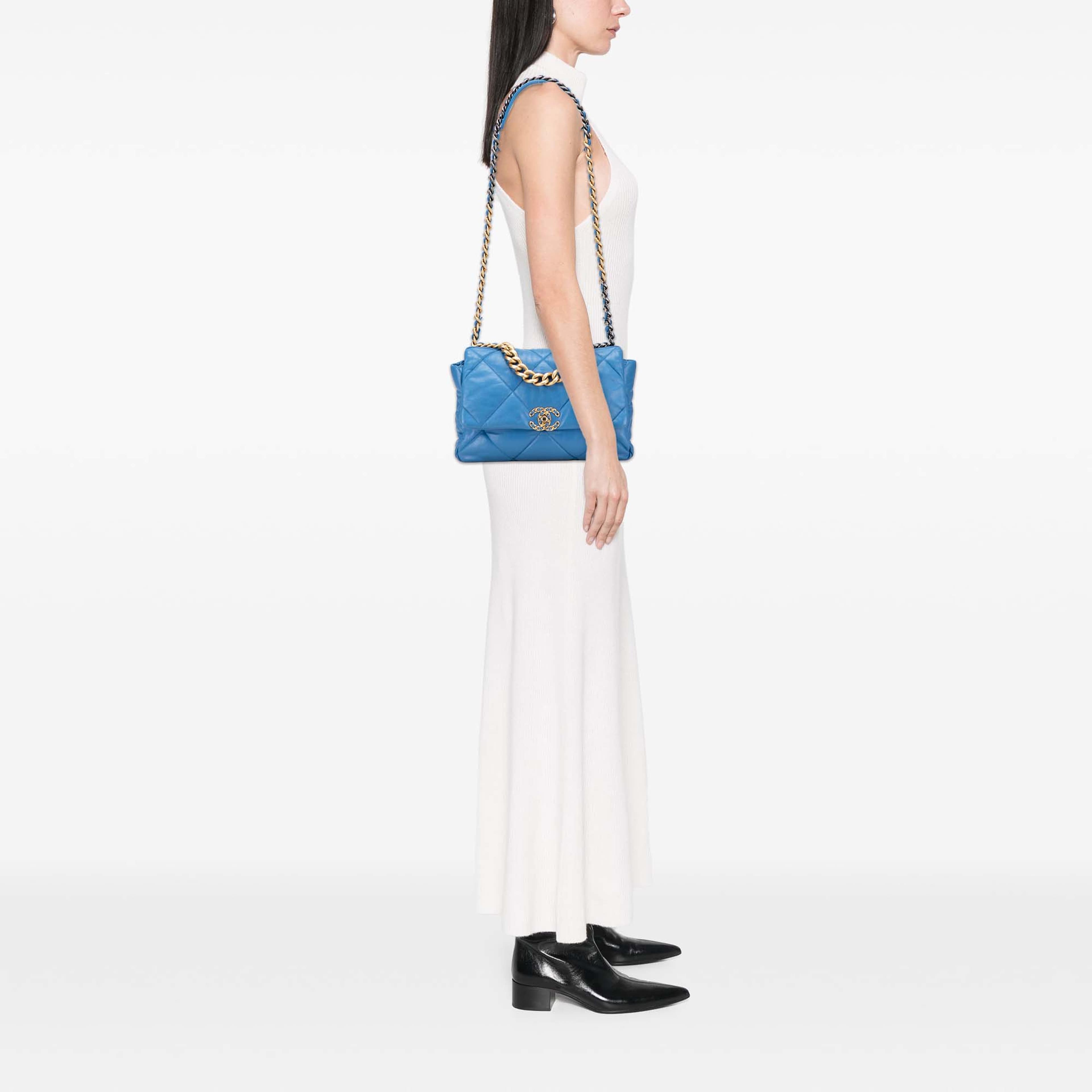 Chanel Large Lambskin 19 Flap, från Luxclusif, i färgen blå. Klicka för att öppna bilden i stort format