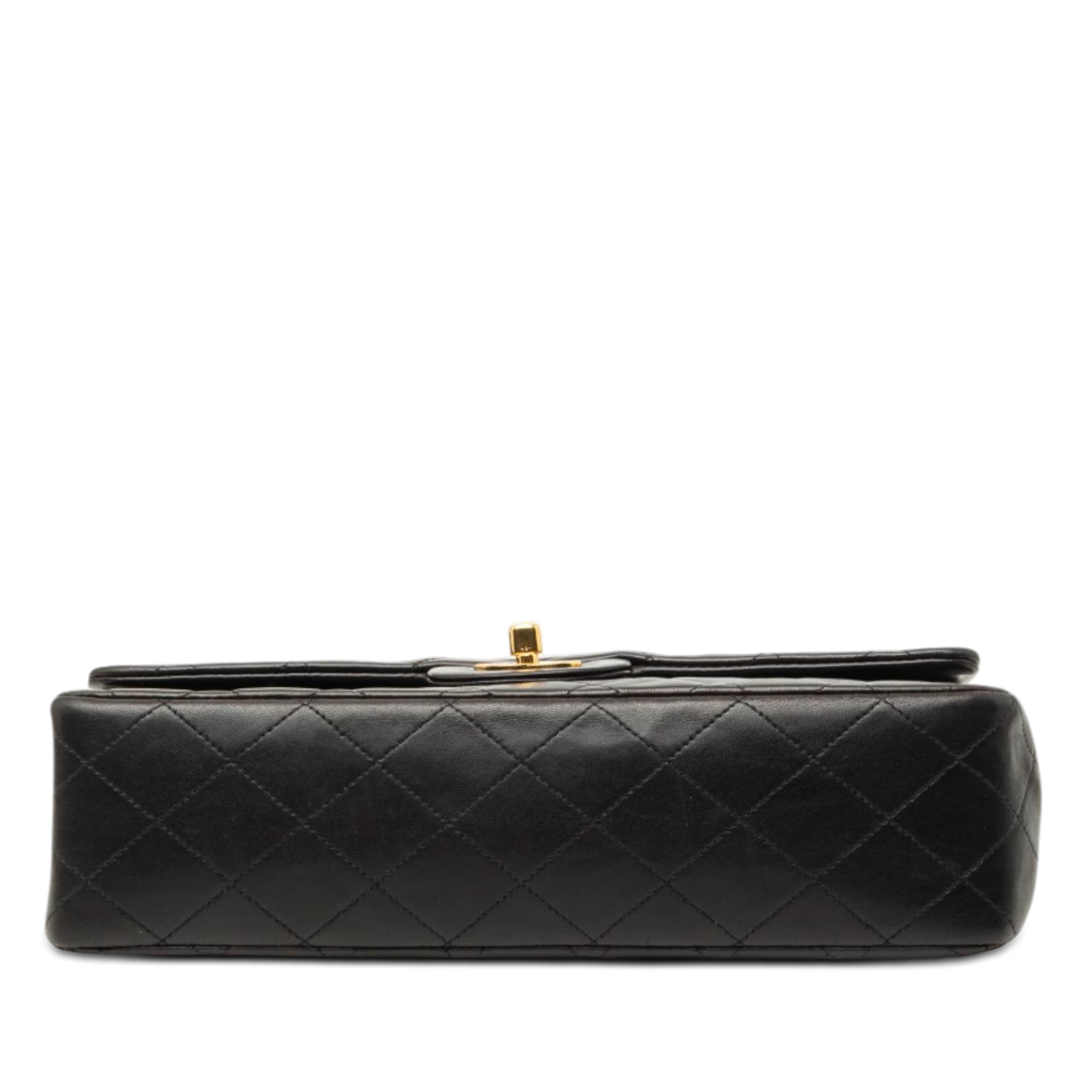 Chanel Medium Classic Lambskin Double Flap, från Luxclusif, i färgen svart. Klicka för att öppna bilden i stort format