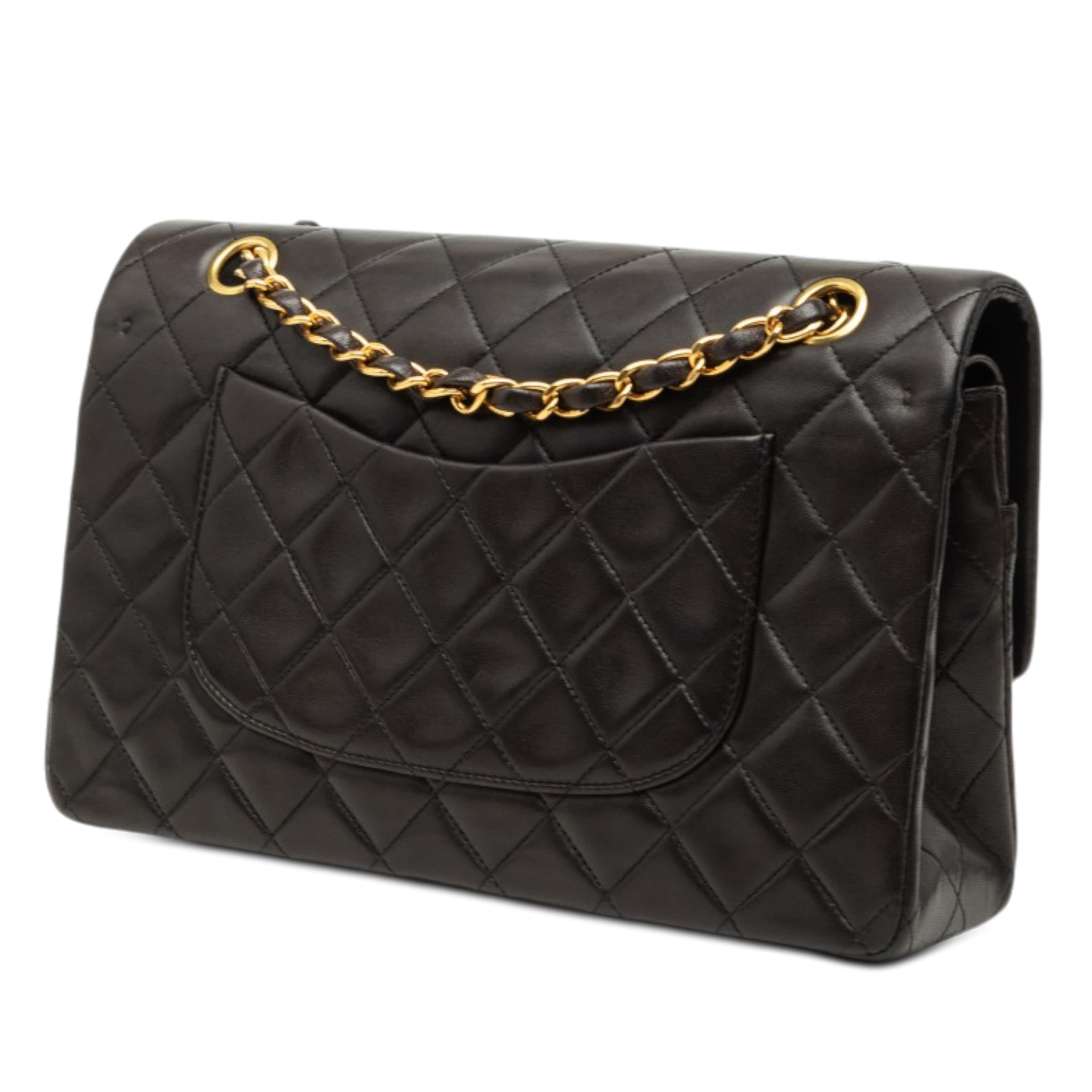 Chanel Medium Classic Lambskin Double Flap, från Luxclusif, i färgen svart. Klicka för att öppna bilden i stort format
