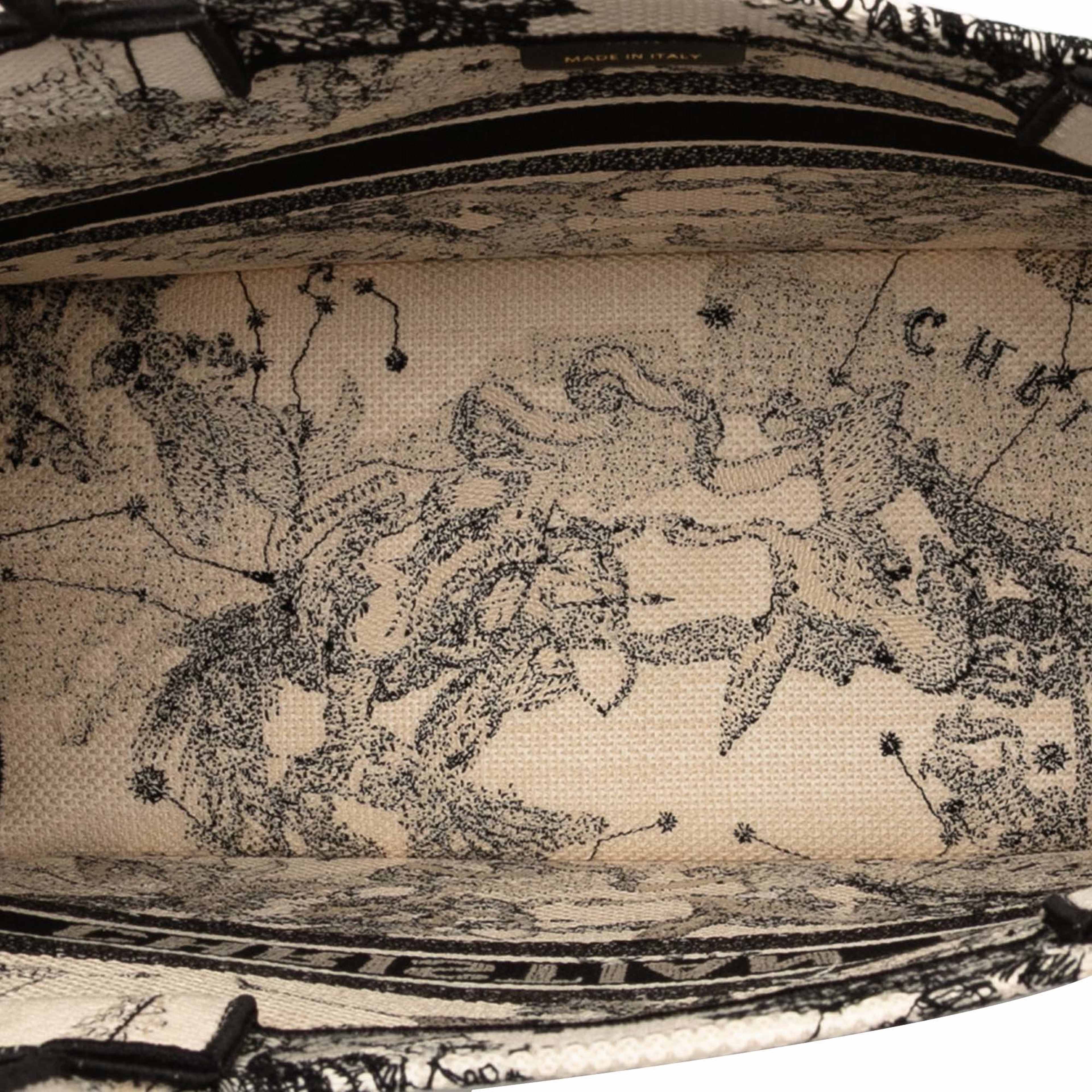 Dior Medium Canvas Embroidered Zodiac Toile De Jouy Book Tote, från Luxclusif, i färgen white. Klicka för att öppna bilden i stort format