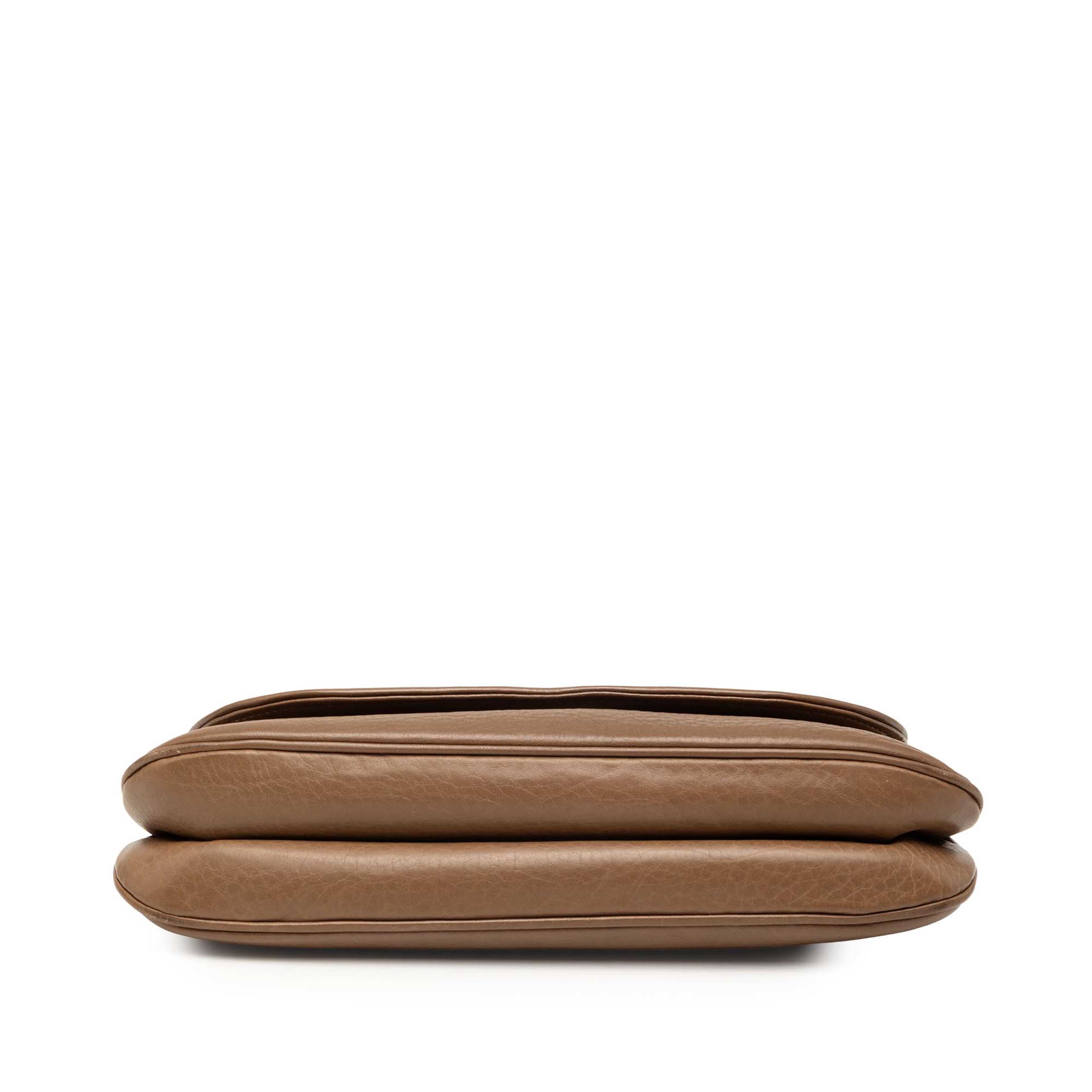 Gucci Medium Leather 1973 Chain Shoulder Bag, från Luxclusif, i färgen brown. Klicka för att öppna bilden i stort format