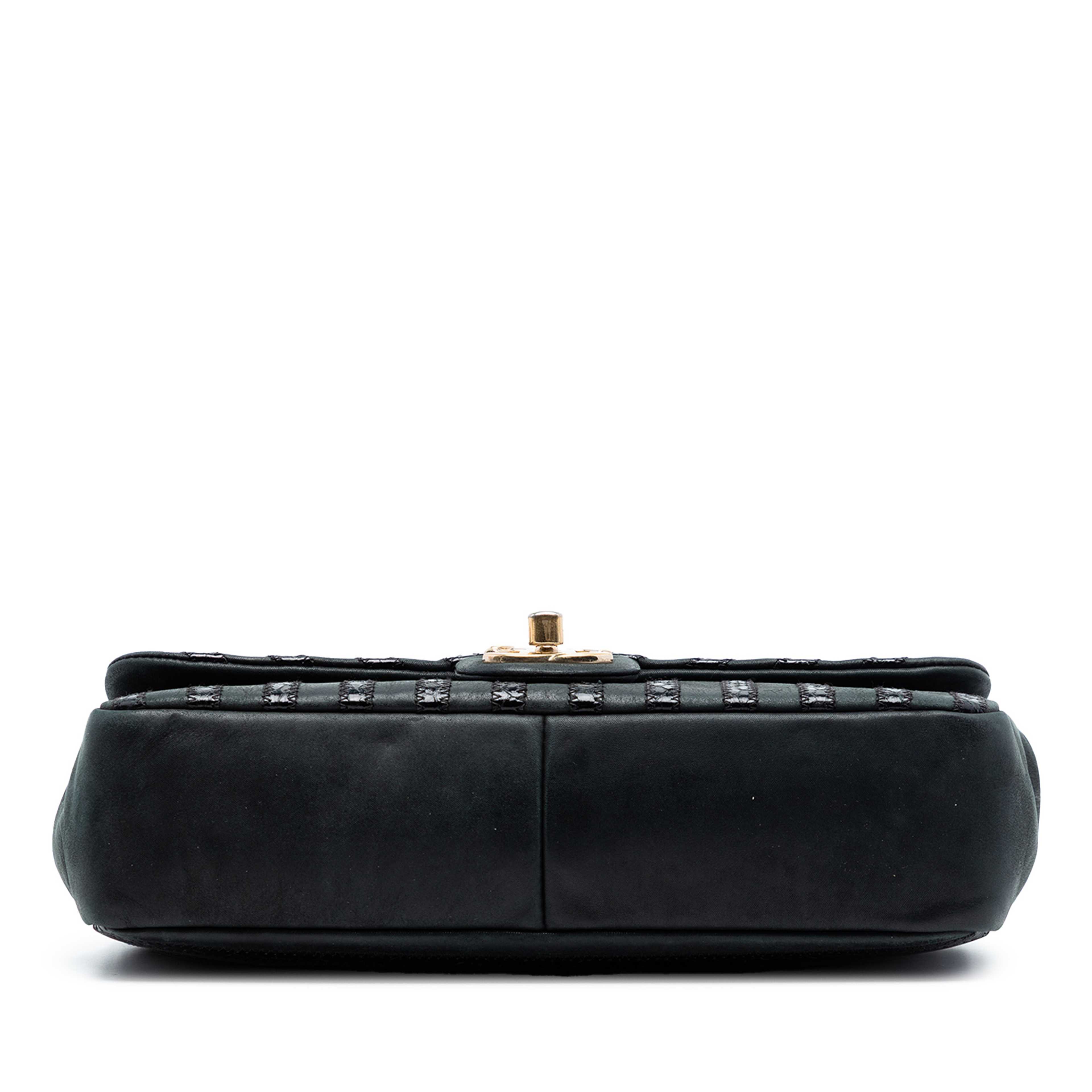 Chanel Medium Classic Chevron Wrinkled Calfskin And Suede Single Flap, från Luxclusif, i färgen black. Klicka för att öppna bilden i stort format