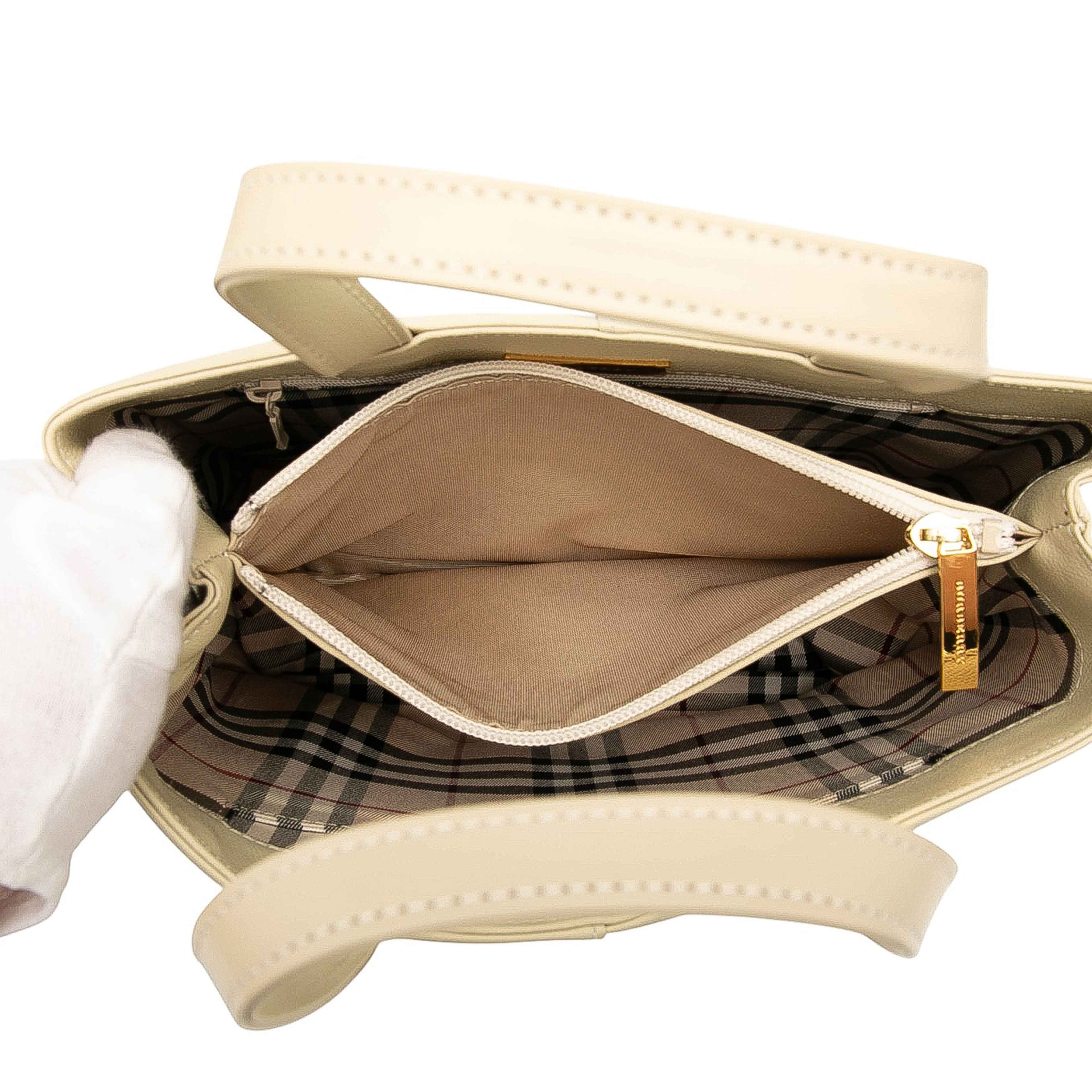 Burberry Leather Handbag, från Luxclusif, i färgen light beige. Klicka för att öppna bilden i stort format