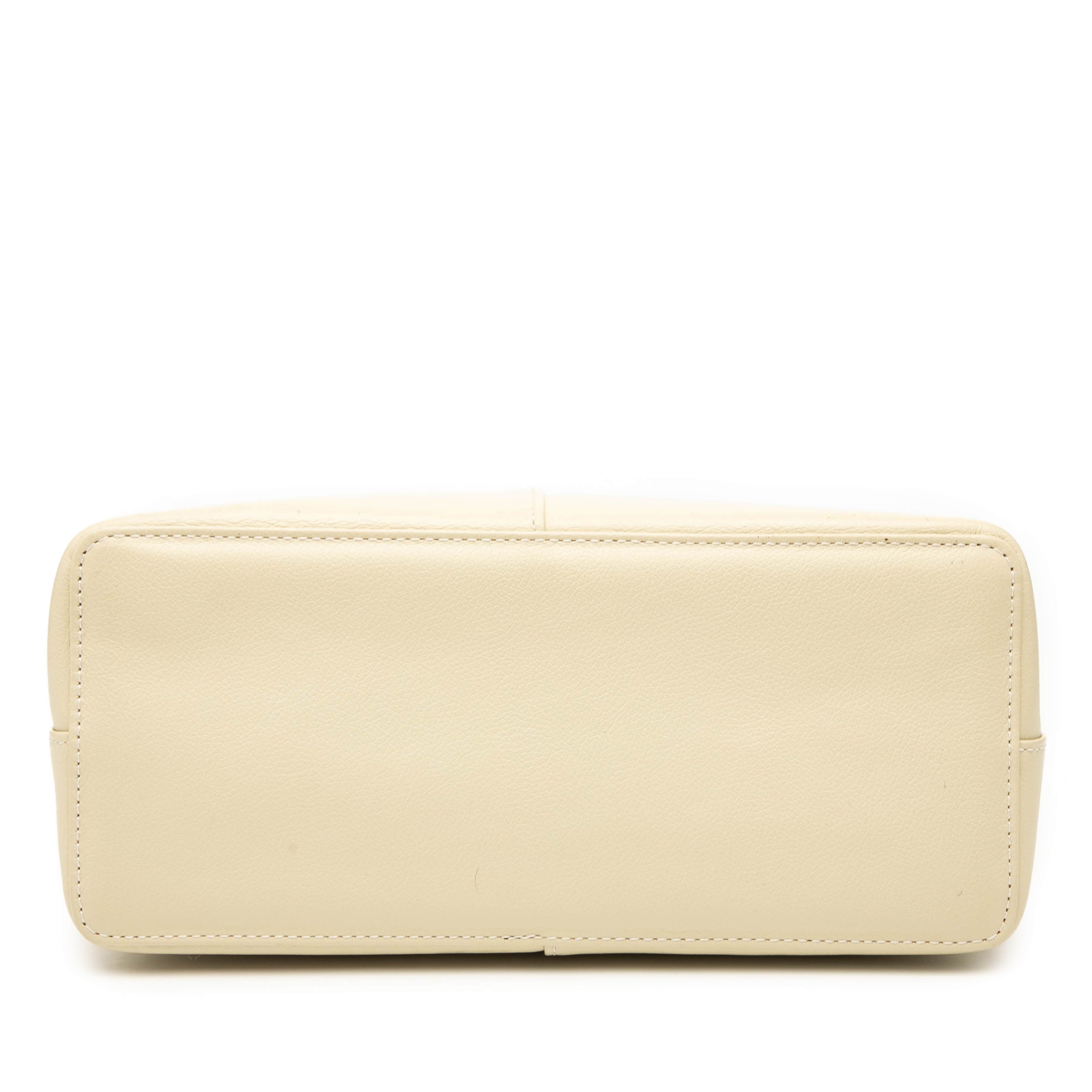 Burberry Leather Handbag, från Luxclusif, i färgen light beige. Klicka för att öppna bilden i stort format