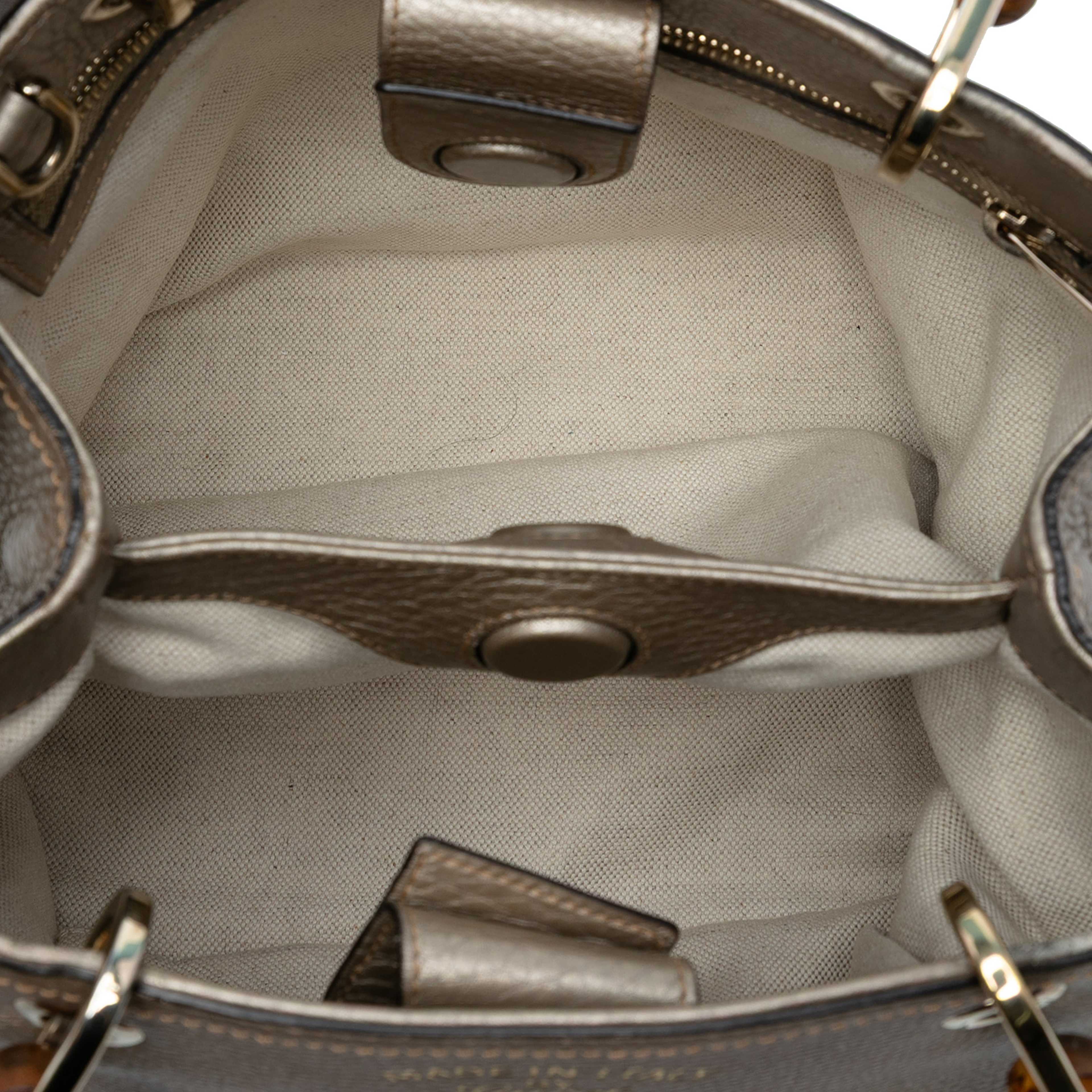 Gucci Small Calfskin Bamboo Shopper Satchel, från Luxclusif, i färgen gold. Klicka för att öppna bilden i stort format