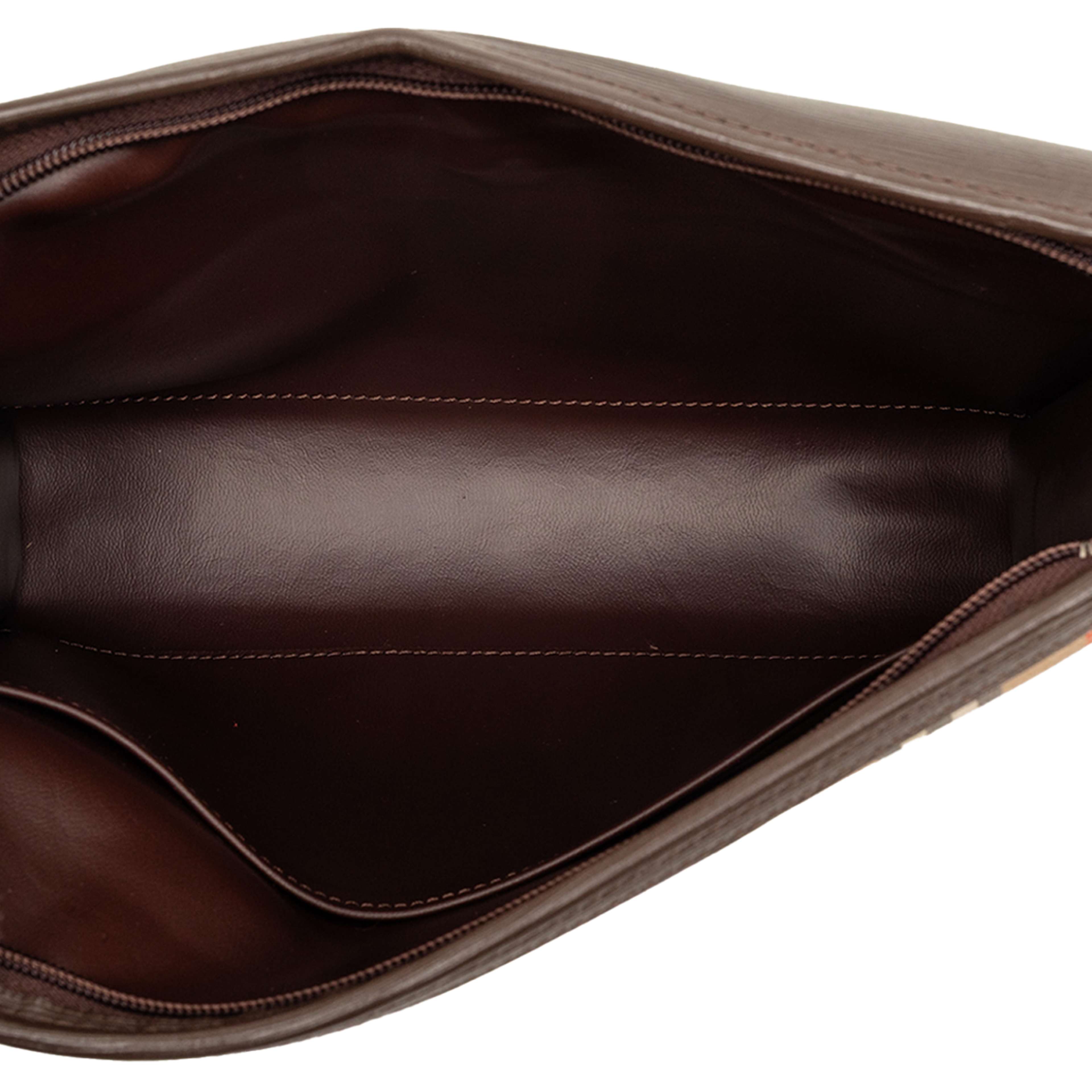Burberry Haymarket Check Canvas Clutch, från Luxclusif, i färgen beige. Klicka för att öppna bilden i stort format