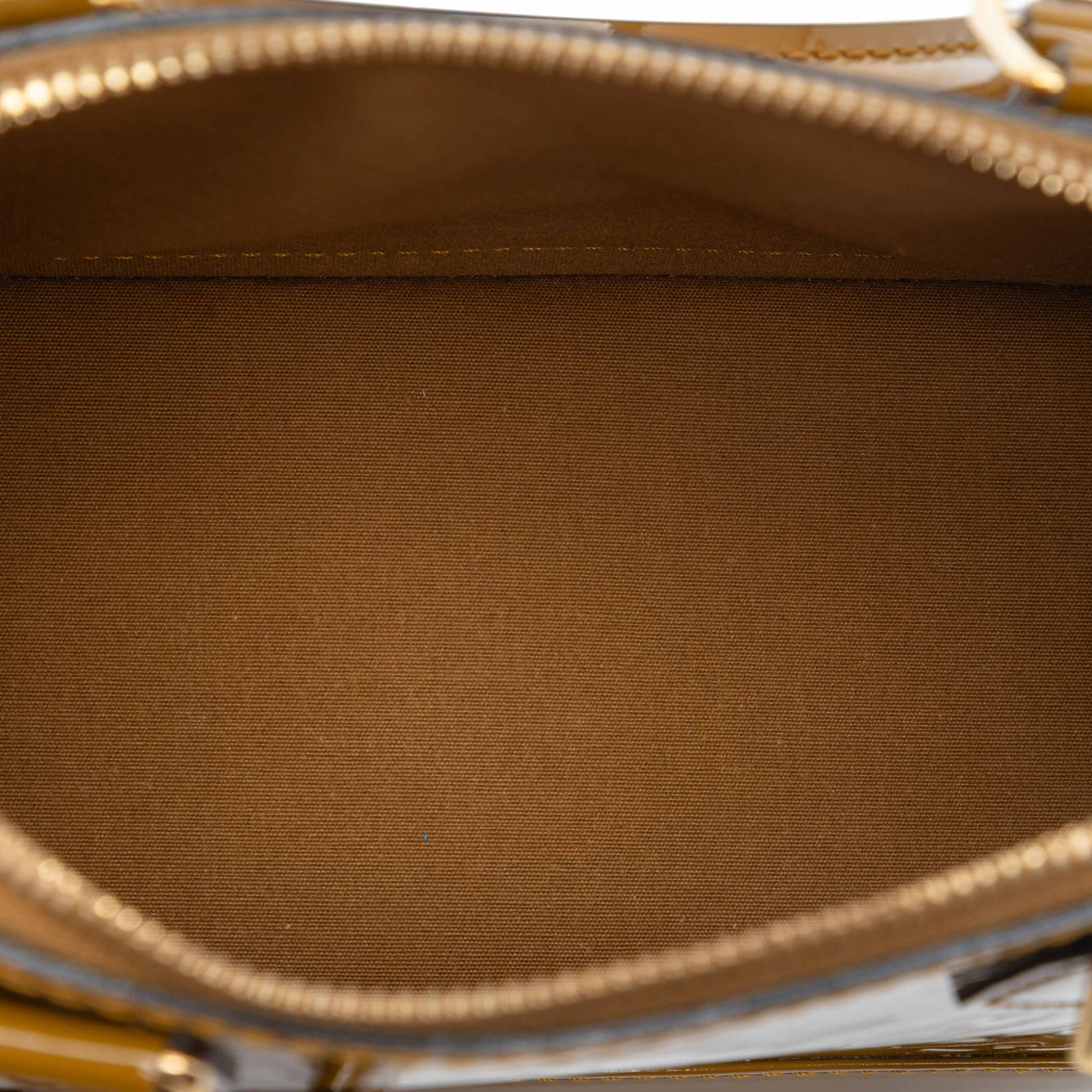 Louis Vuitton Monogram Vernis Alma Bb, från Luxclusif, i färgen olive green. Klicka för att öppna bilden i stort format