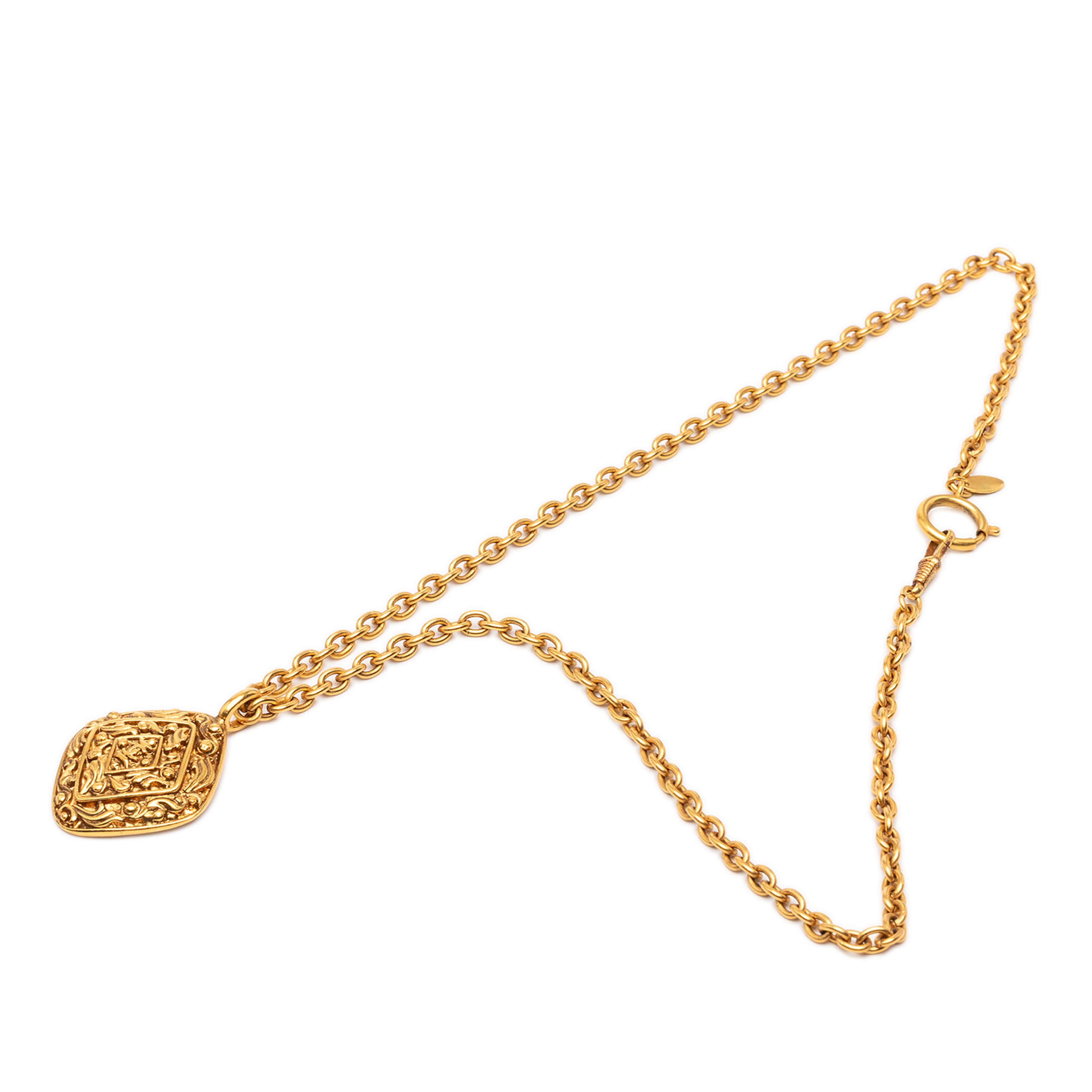 Chanel Cc Gold Plated Rhombus Medallion Pendant Necklace, från Luxclusif, i färgen guld. Klicka för att öppna bilden i stort format