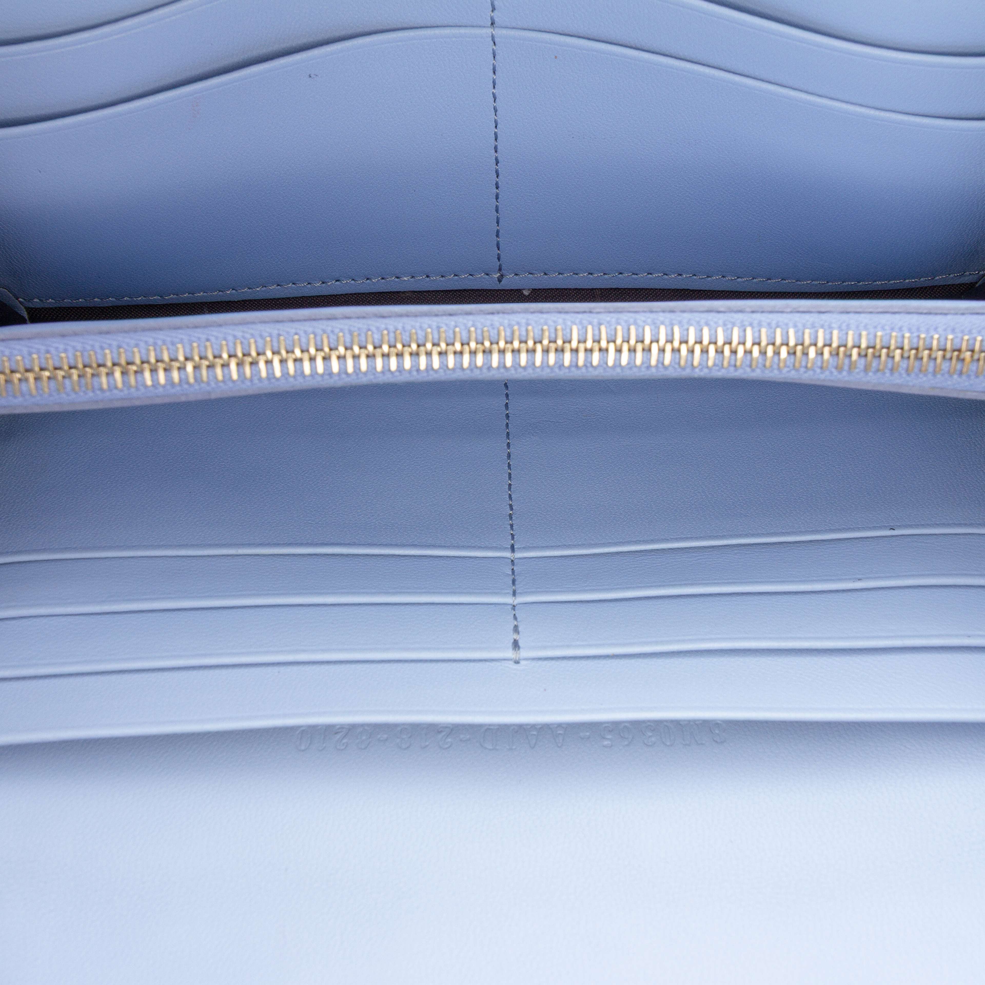 Fendi Zucca Embossed Leather Wallet On Chain, från Luxclusif, i färgen light blue. Klicka för att öppna bilden i stort format