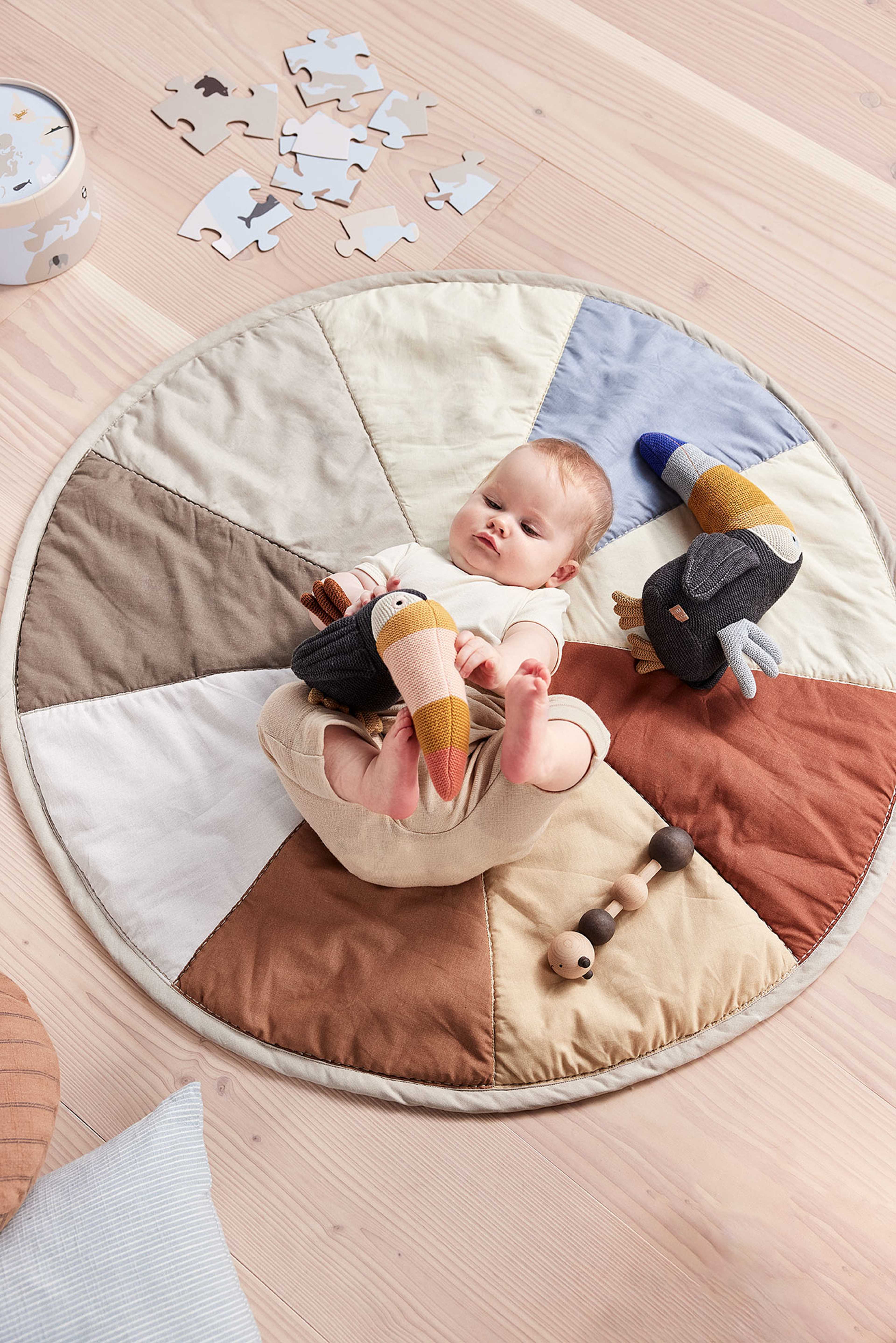 Moni Quilted Blanket, från OYOY Mini, i färgen multi. Klicka för att öppna bilden i stort format