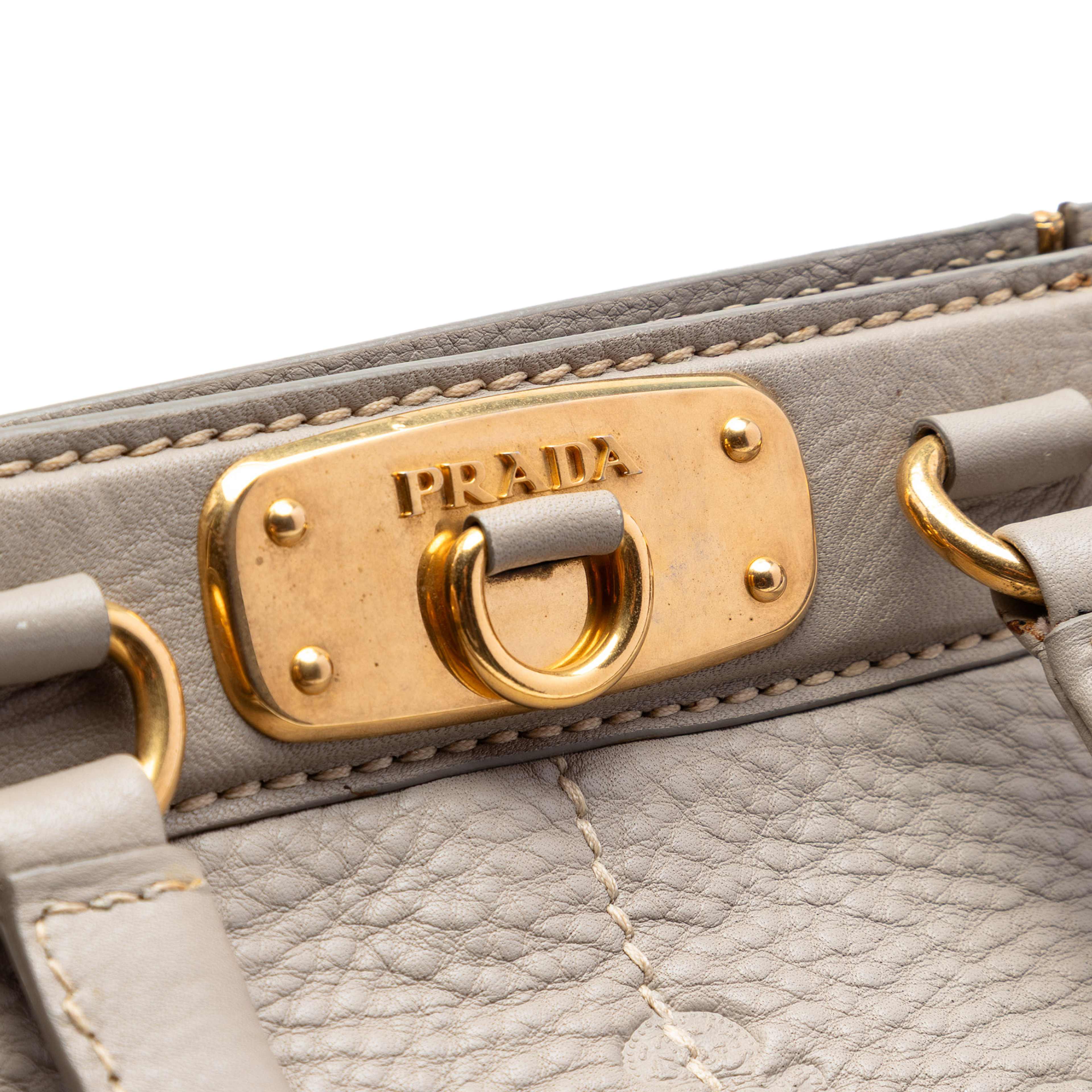 Prada Vitello Daino Canapa Logo Frame Satchel, från Luxclusif, i färgen light gray. Klicka för att öppna bilden i stort format